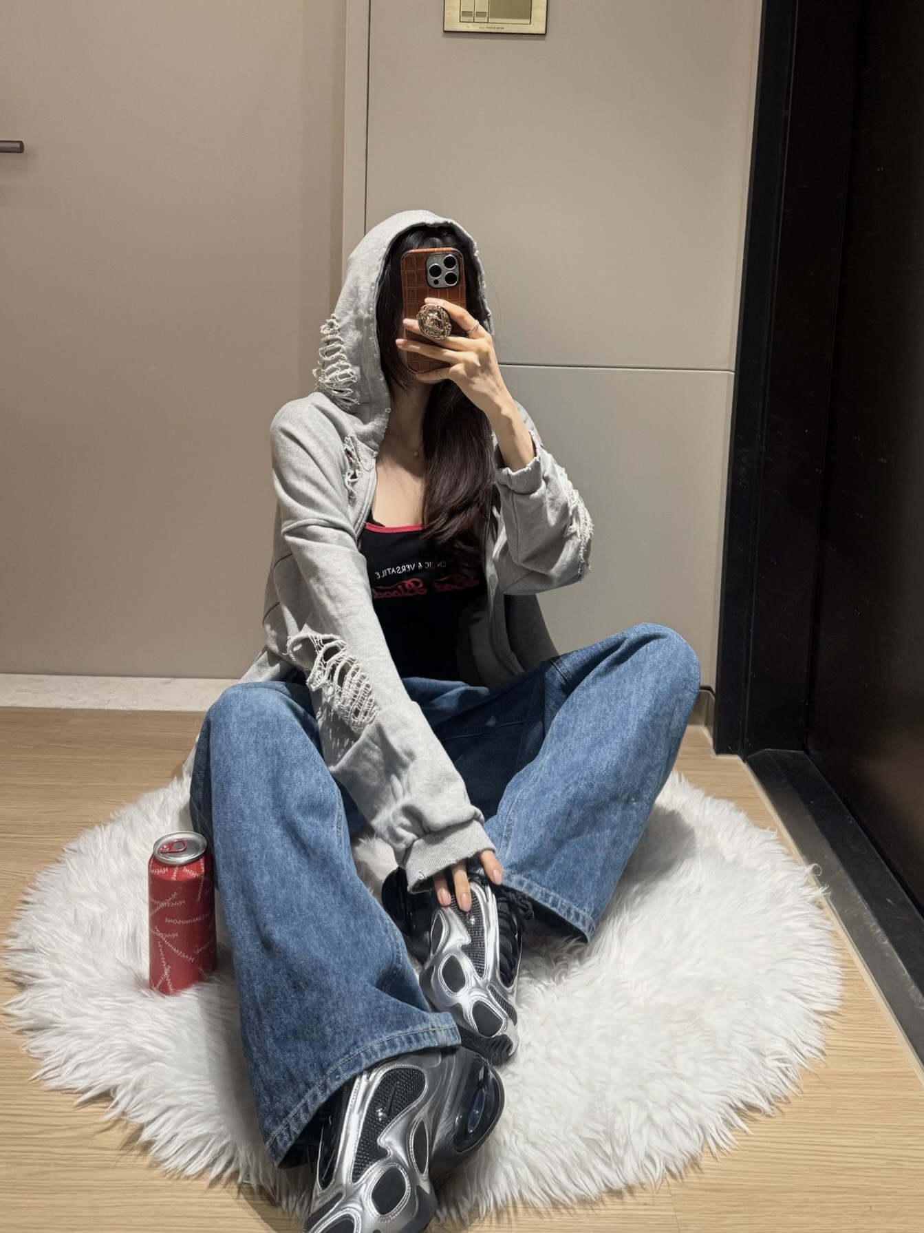 (W) Nike Air Max Muse Black and Metallic Silver, Alexii distressed grey hoodie bear 착용 스타일 - 4