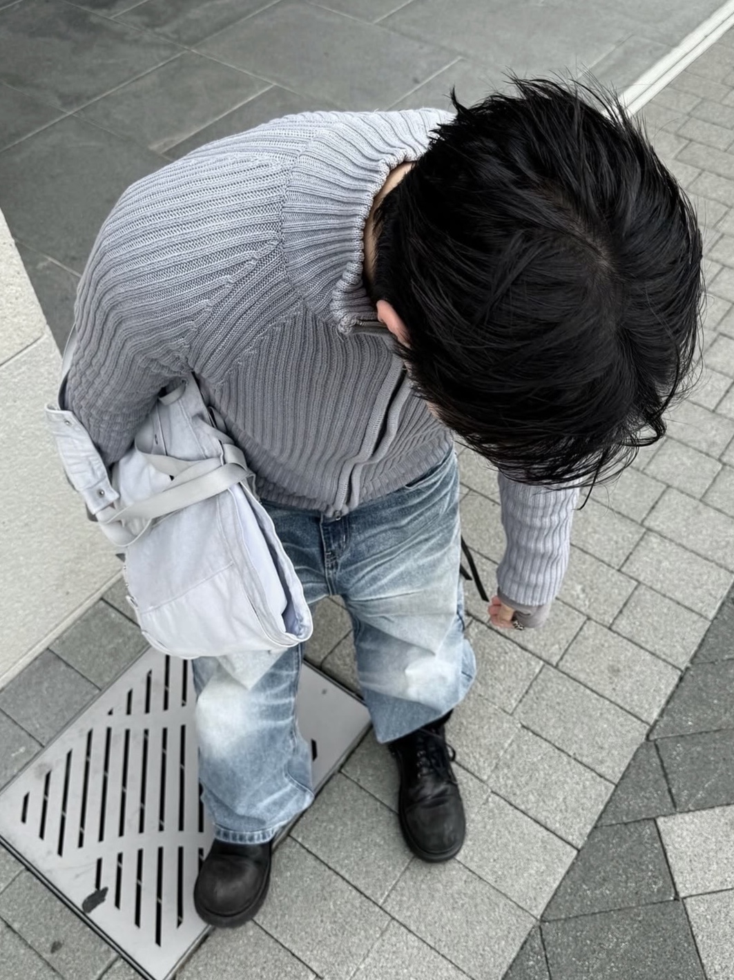 PHOS333 M Stand Neck Knit Zip-Up Grey 착용 스타일 - 3