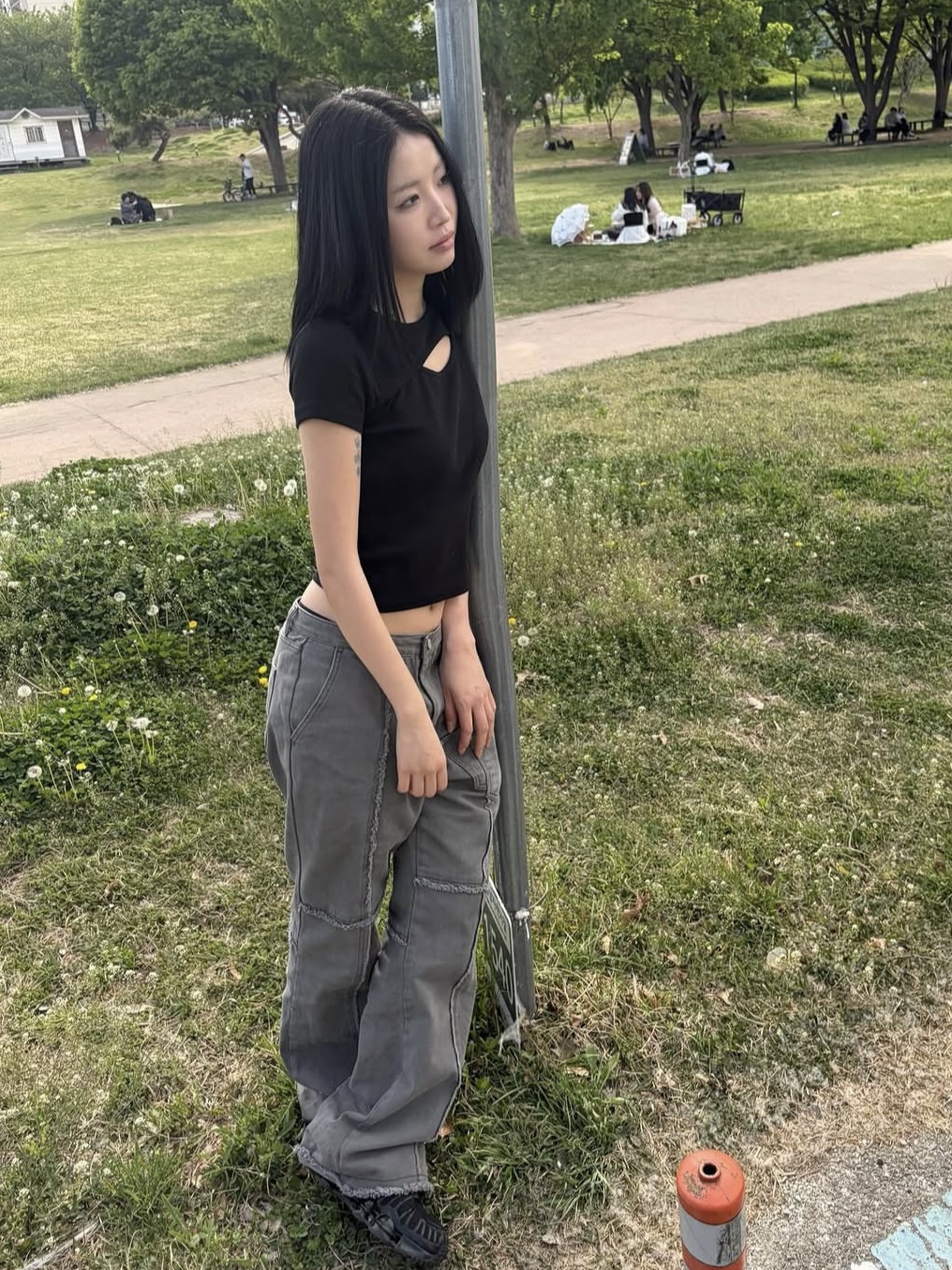 PHOS333 W Slim Fit Slit T-Shirt Black, PHOS333 Double Pocket Incision Jeans Grey 착용 스타일 - 2