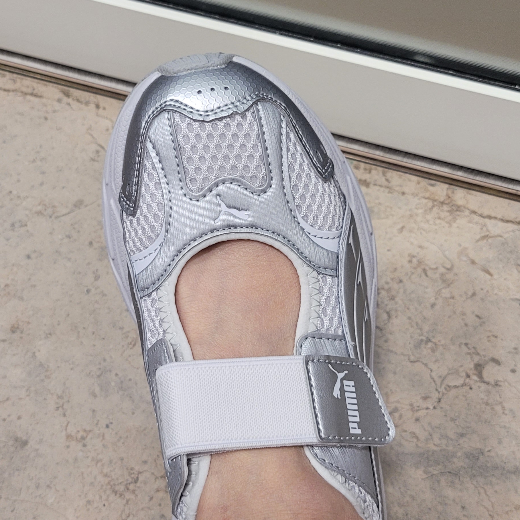 Puma Memoria Lite GL Sandal Silver Feather Gray 착용 스타일
