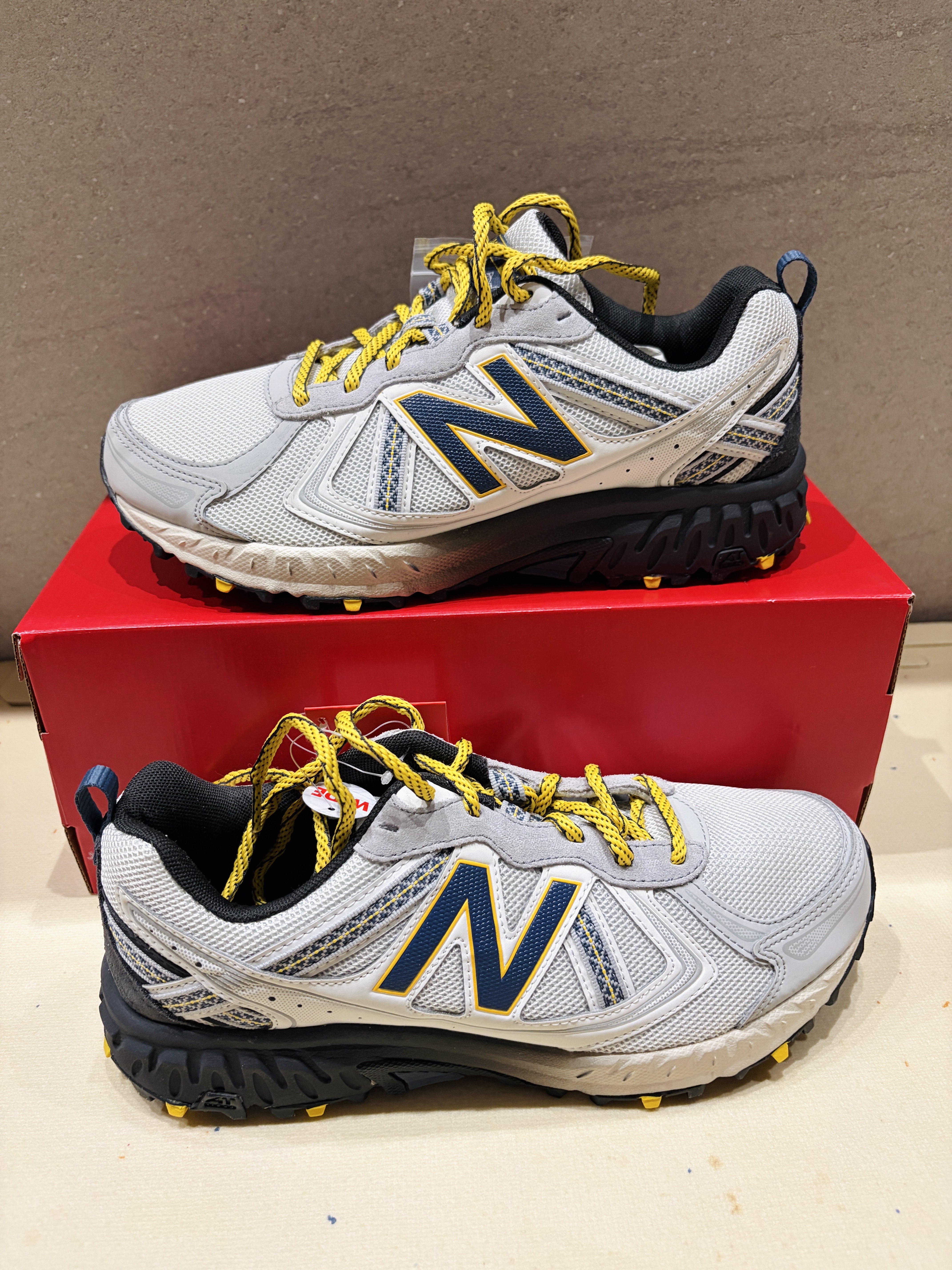New Balance 410v5 Ivory Yellow - 2E Wide 착용 스타일