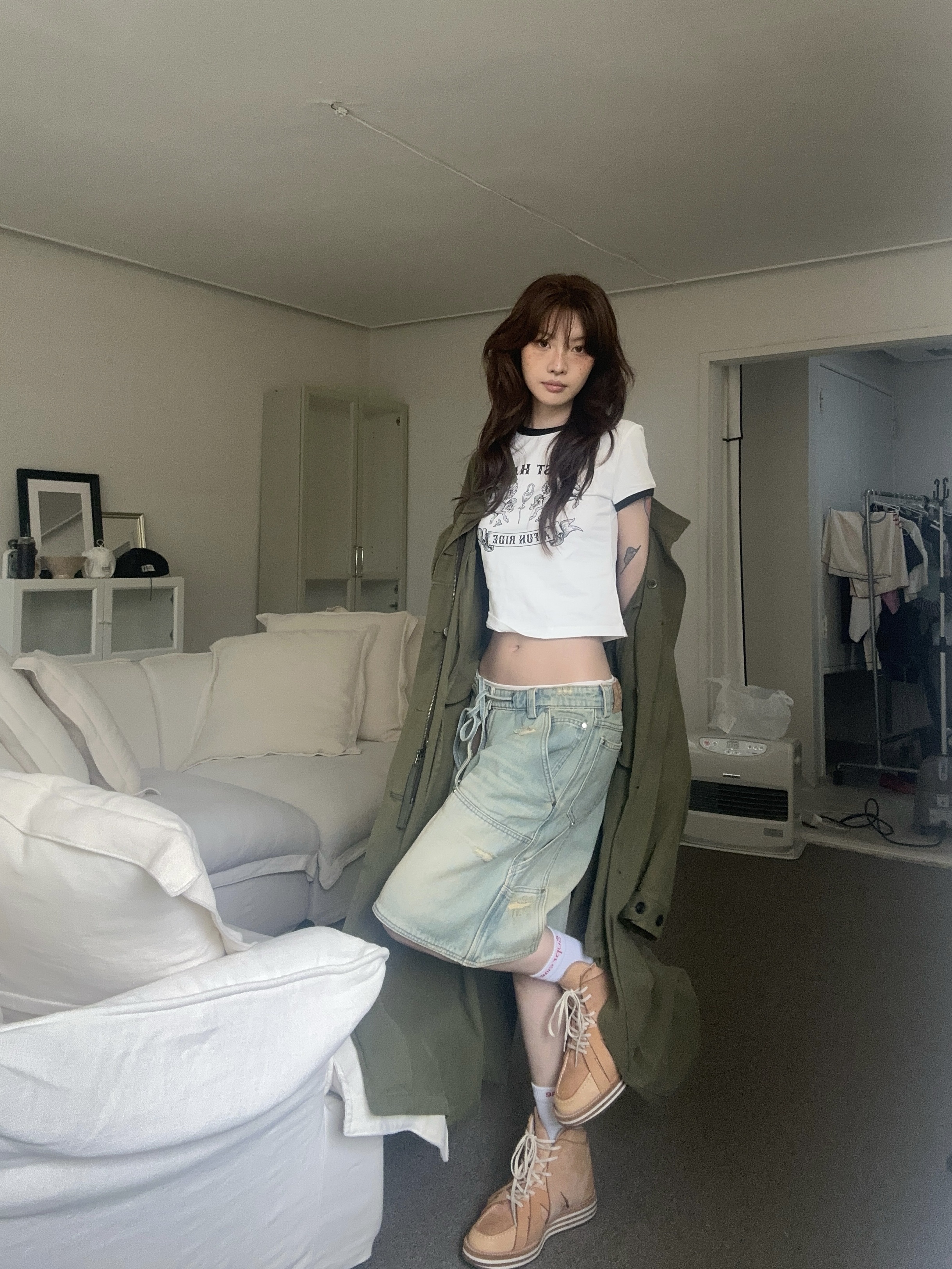Markgong Women Fun Ride Printed T-Shirt White - 26SS, Markgong Women Blue Denim Cargo Shorts Blue - 26SS 착용 스타일 - 6