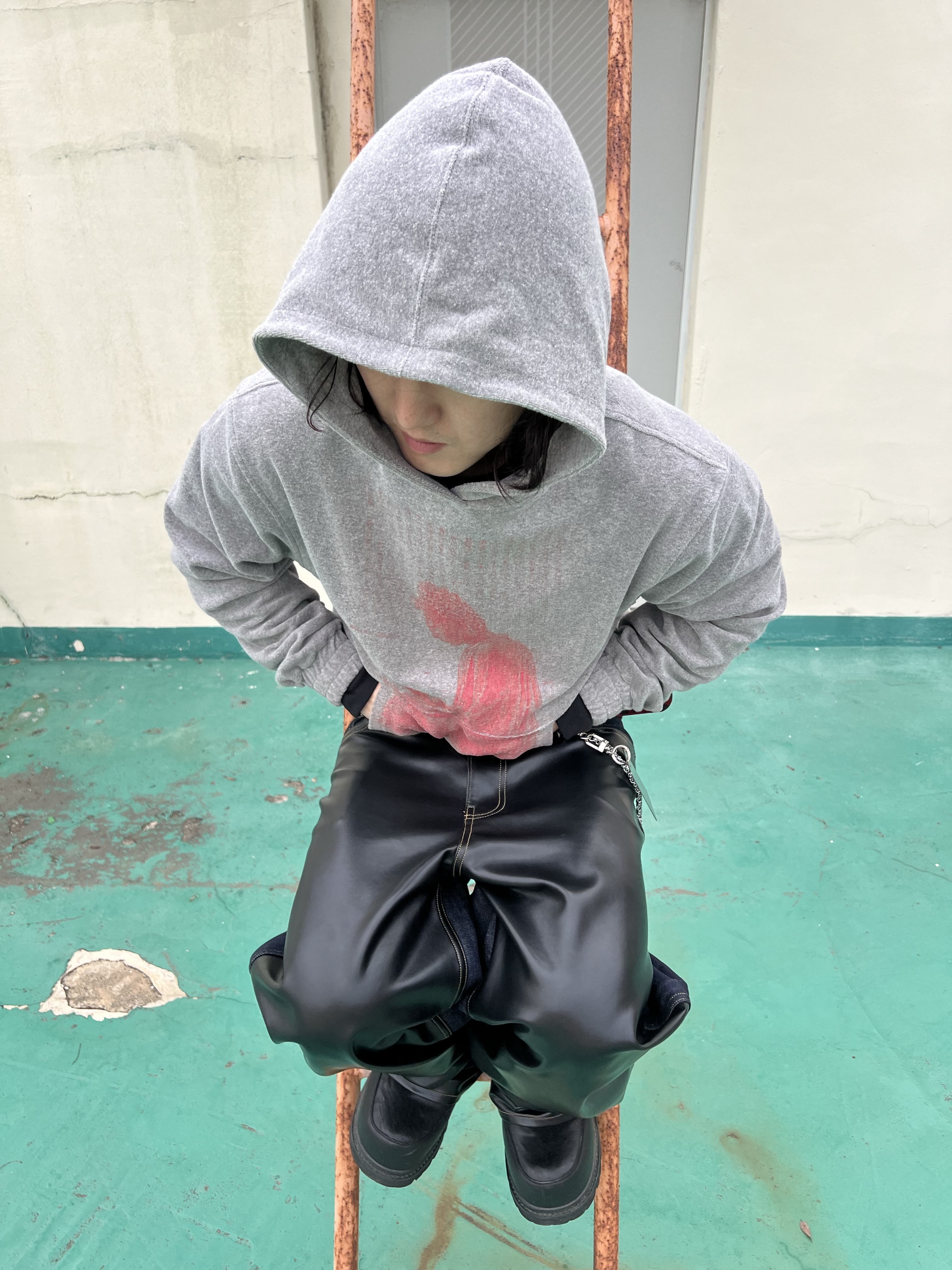 emostanceclub French Terry Buddha Hoodie, emostanceclub Leather Panel Half and Half Denim Indigo 착용 스타일 - 1