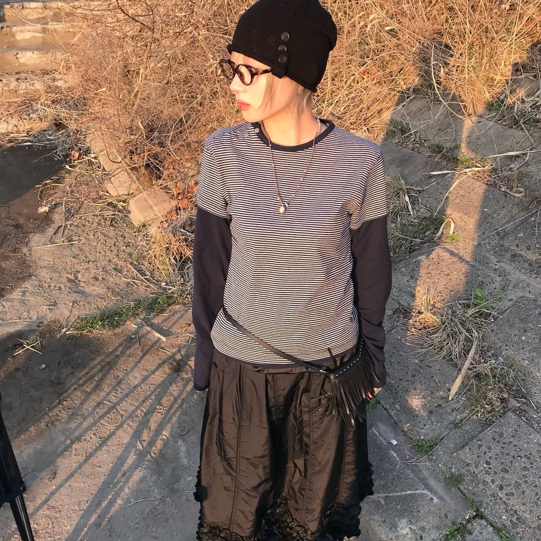 MAINBOOTH Button Turban Beanie BLACK, MAINBOOTH Layered Border T-shirt NAVY 착용 스타일 - 8