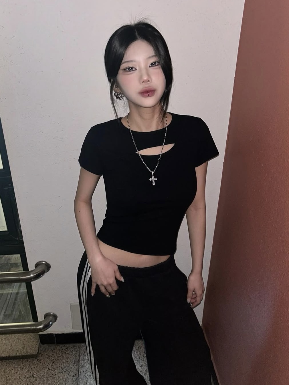PHOS333 W Slim Fit Slit T-Shirt Black 착용 스타일 - 2