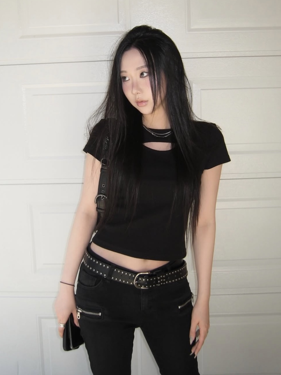 PHOS333 W Slim Fit Slit T-Shirt Black 착용 스타일 - 1