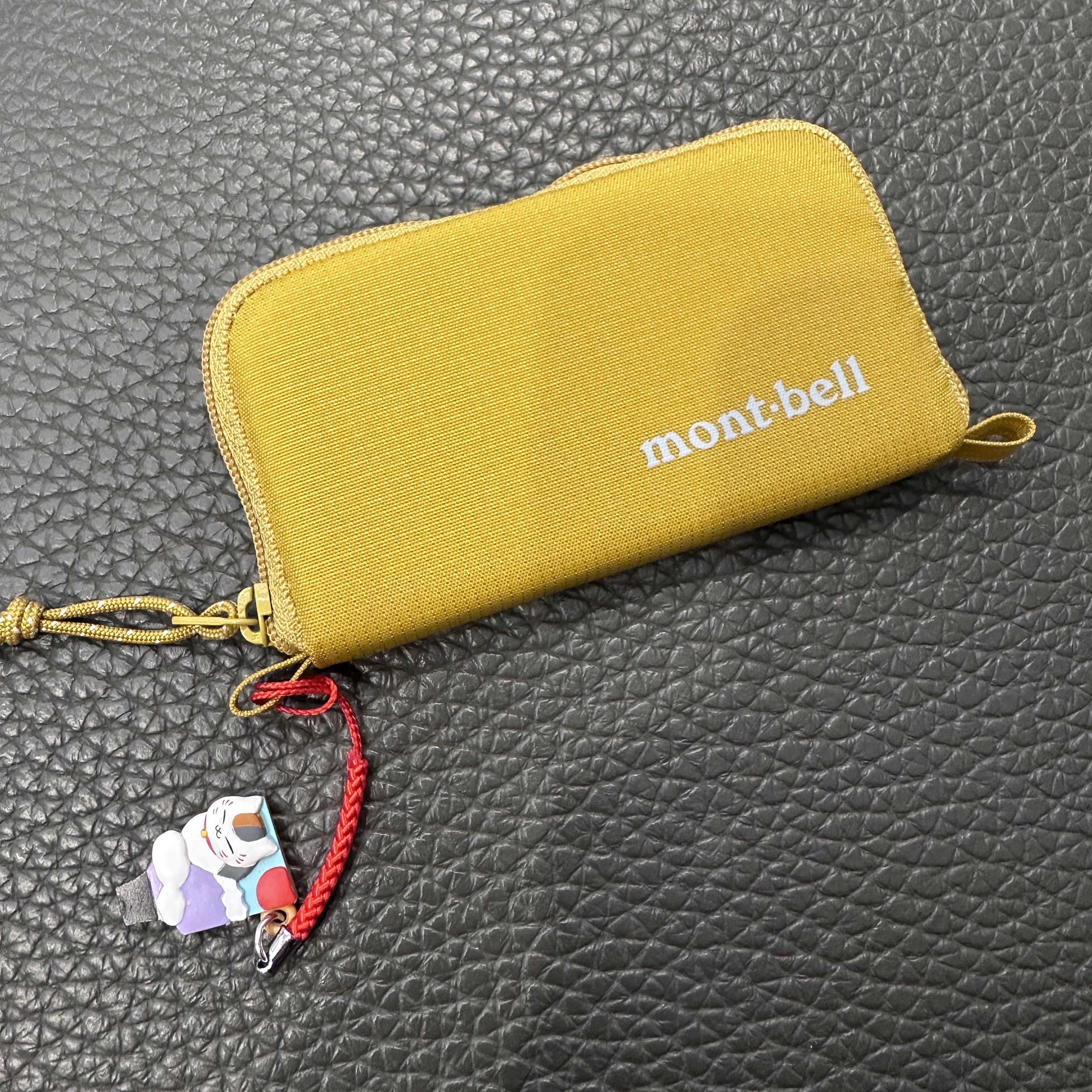 Montbell Mini Zip Wallet Yellow 착용 스타일