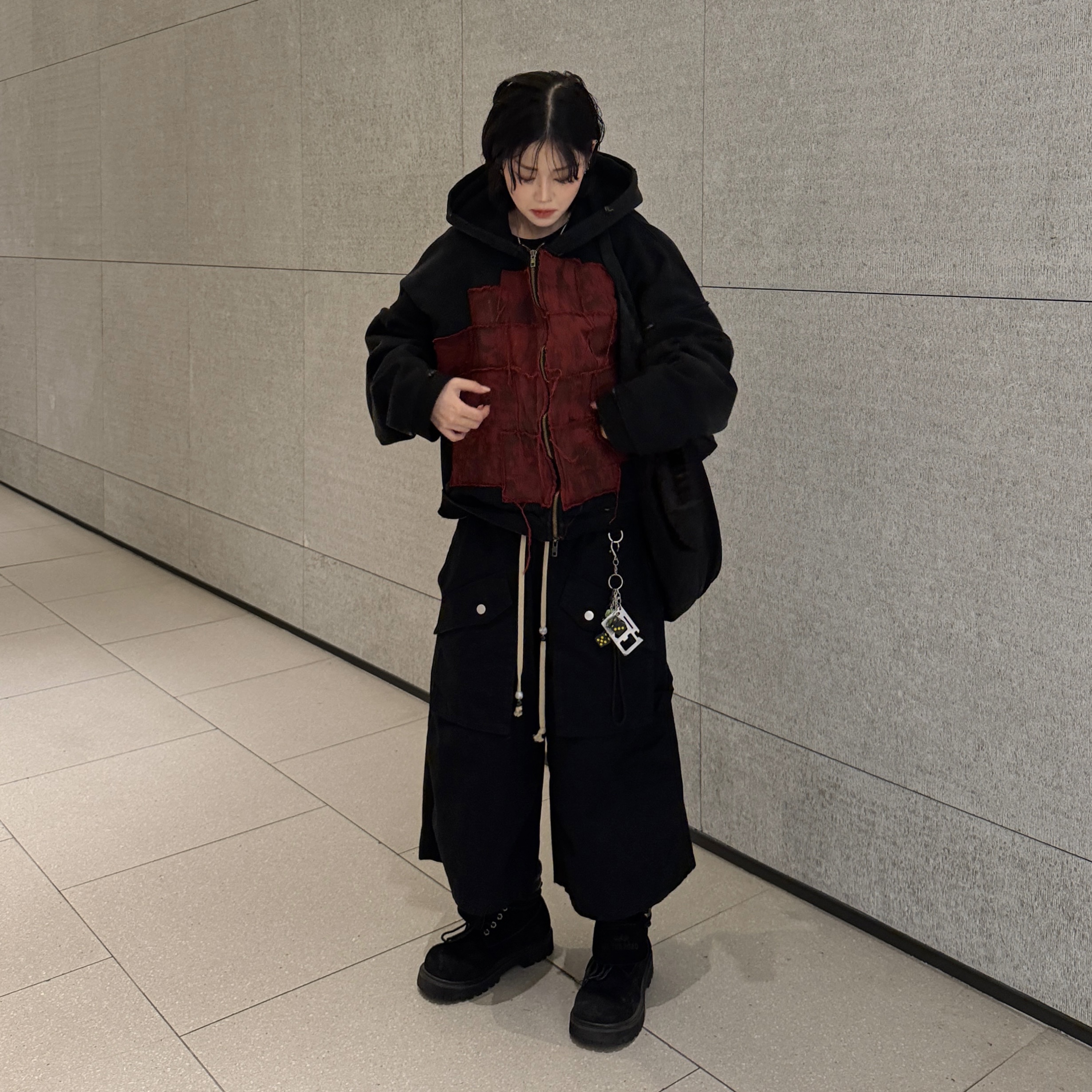 Flavorism VTG Washed Bermuda Pants Washed Black, Undermycar Burning Wasteland Multi Patched Zipped Hoodie Black 착용 스타일 - 1