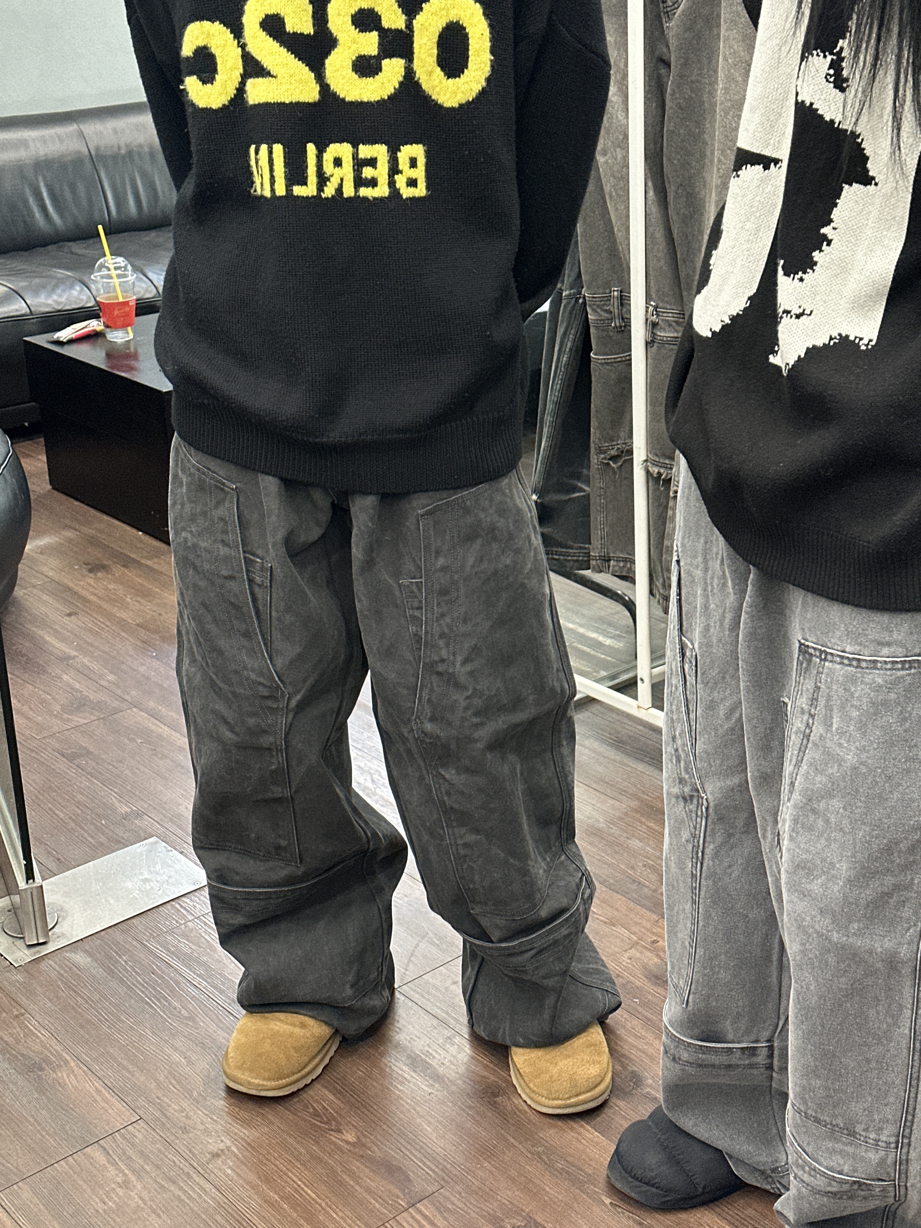 (W) UGG Classic Ultra Mini Platform Boots Chestnut, BLR Dyed Multi Cargo Carpenter Pants Dark Grey 착용 스타일