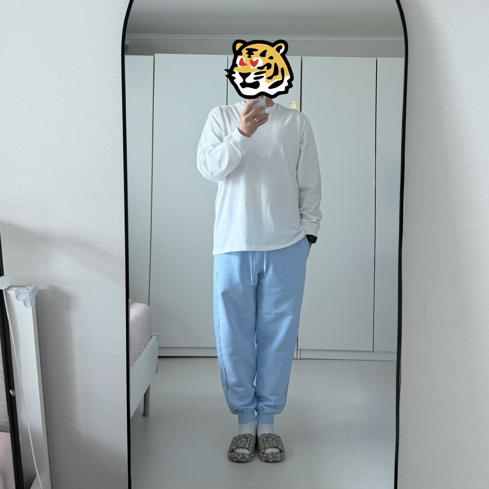 Supreme Small Box LS T-Shirt White - 24SS, AMI de Coeur Track Pants Sky Blue 착용 스타일 - 1