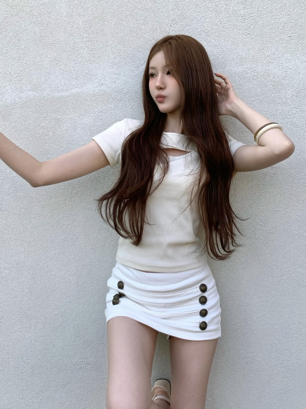 PHOS333 W Slim Fit Slit T-Shirt Cream 착용 스타일 - 1