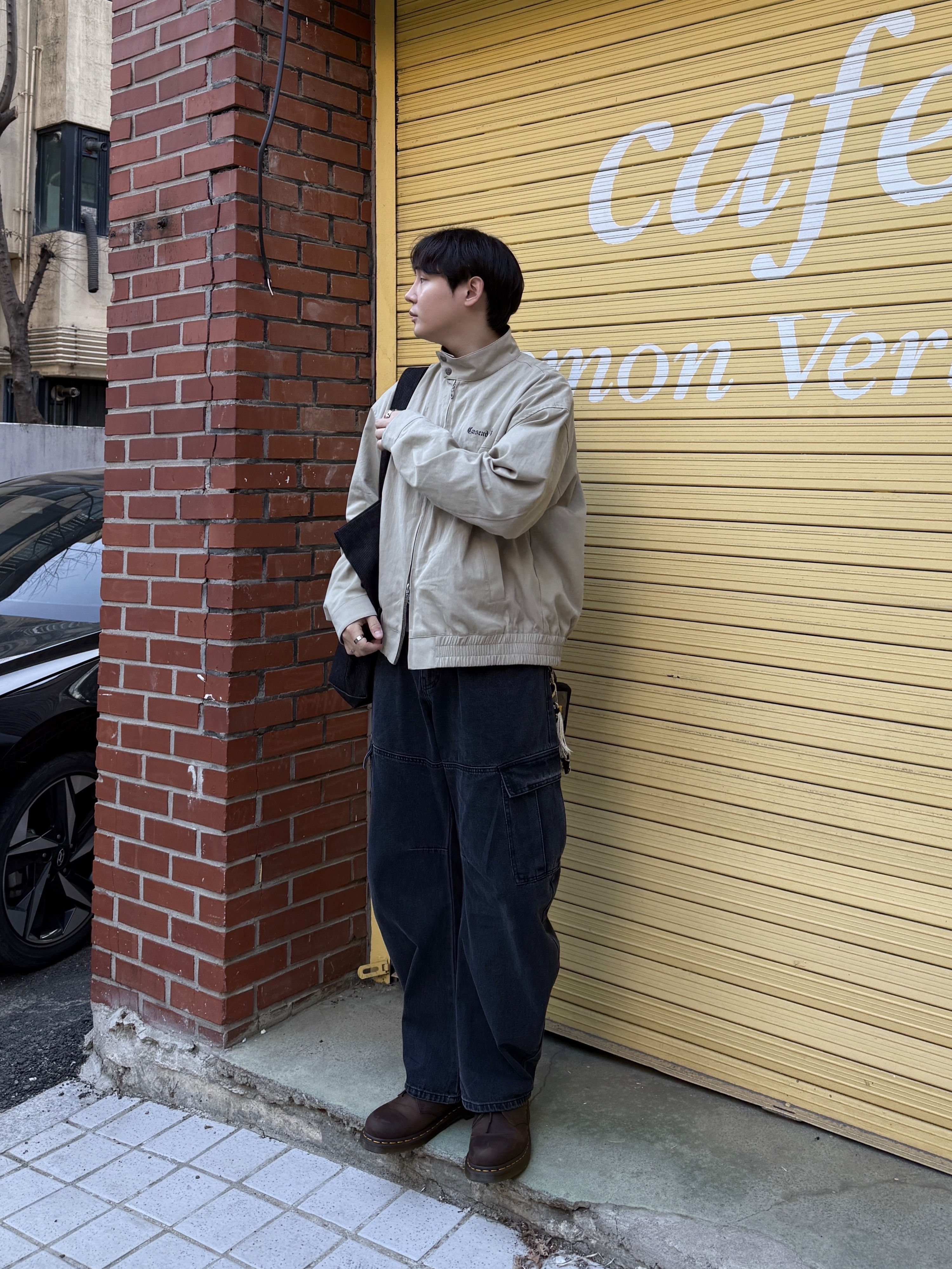 Dr. Martens 1461 Crazy Horse Dark Brown, Suade Cropped Tee Gray 착용 스타일 - 3