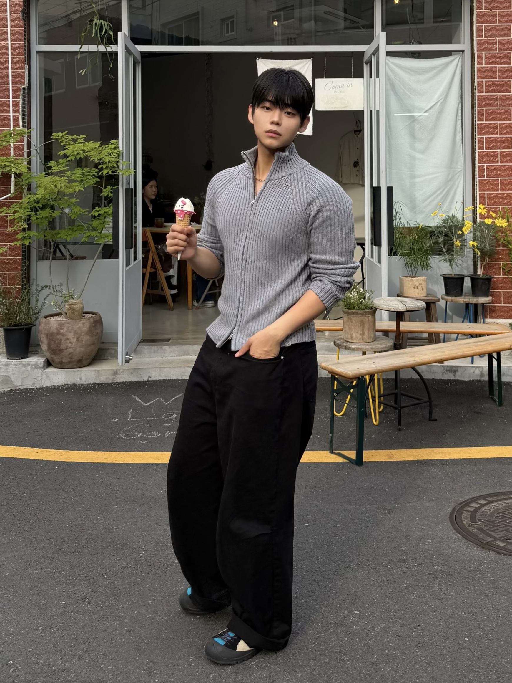 PHOS333 M Stand Neck Knit Zip-Up Grey 착용 스타일 - 2