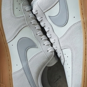 Nike Air Force 1 '07 LV8 Phantom Light Smoke Gum 착용 스타일
