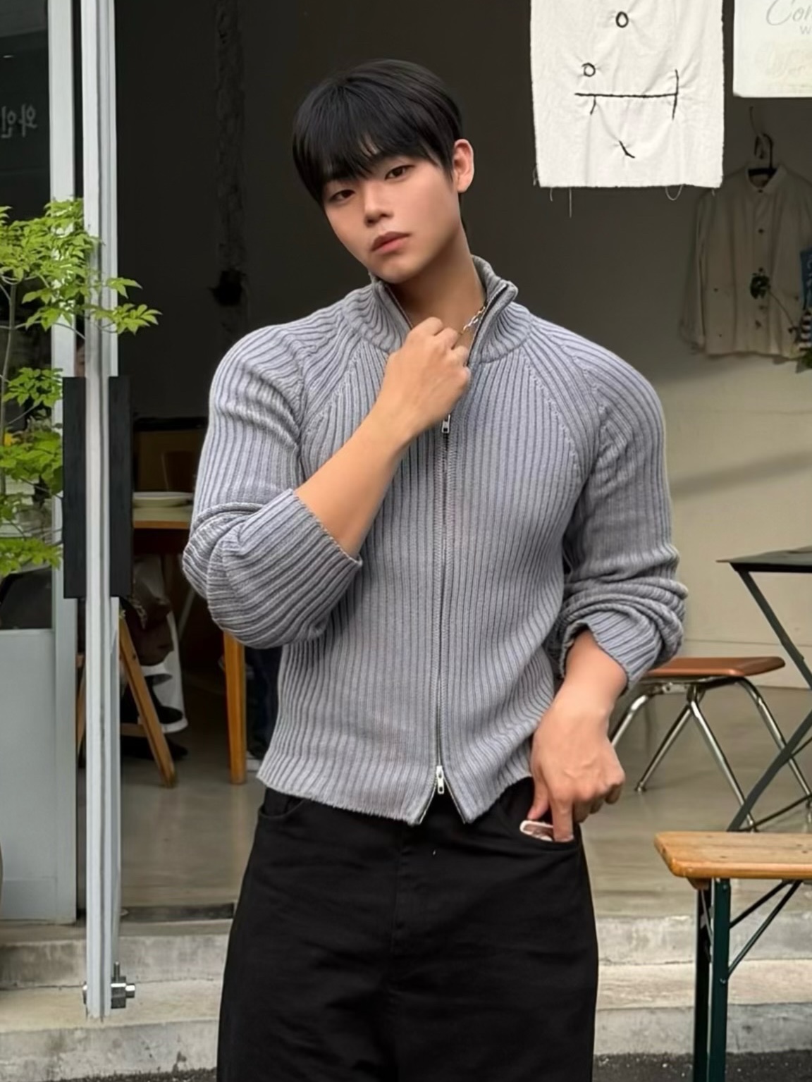 PHOS333 M Stand Neck Knit Zip-Up Grey 착용 스타일 - 1