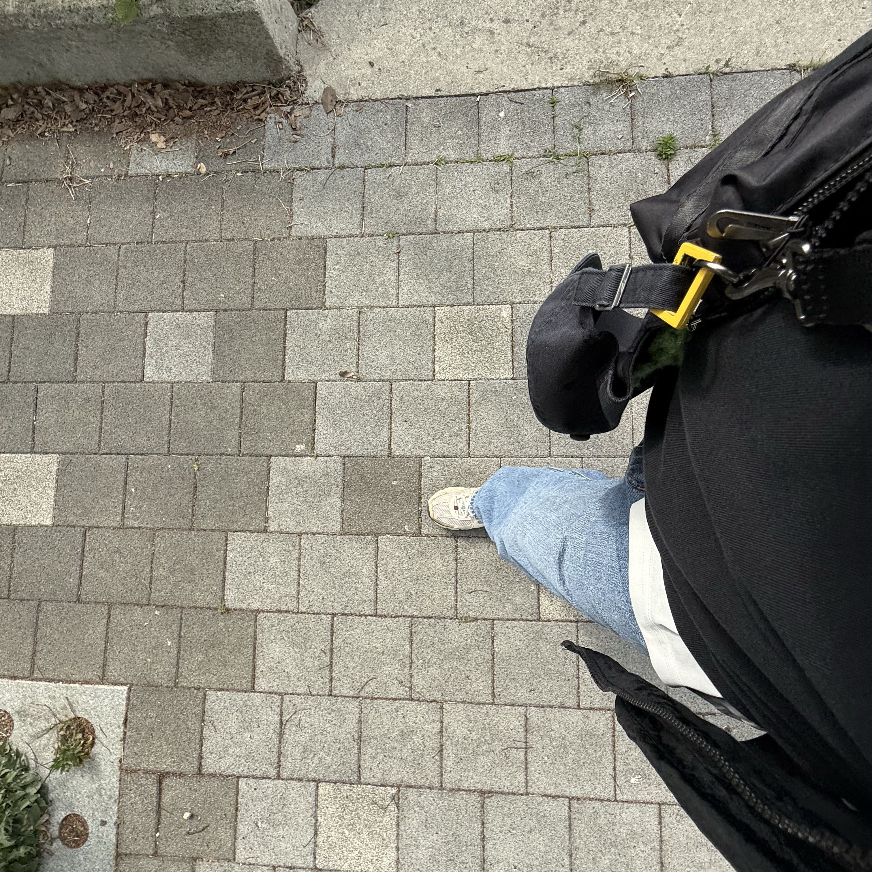 Nike NSW Futura Luxe Crossbody Bag 1L Black, (W) Nike Zoom Vomero 5 Oatmeal 착용 스타일