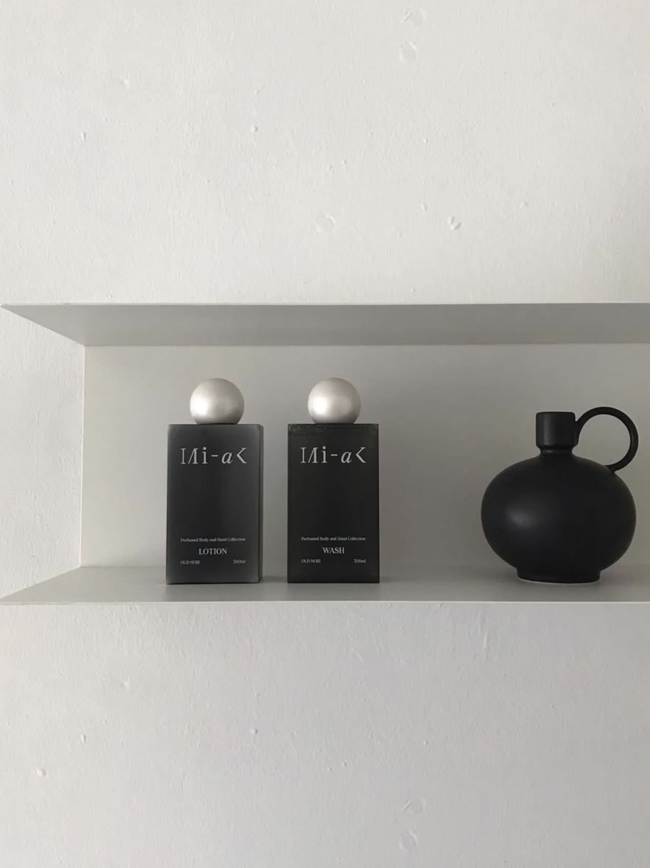 MIHAK OUD NOIR Perfumed Body & Hand Wash 300ml, MIHAK OUD NOIR Perfumed Body & Hand Lotion 300ml 착용 스타일 - 3