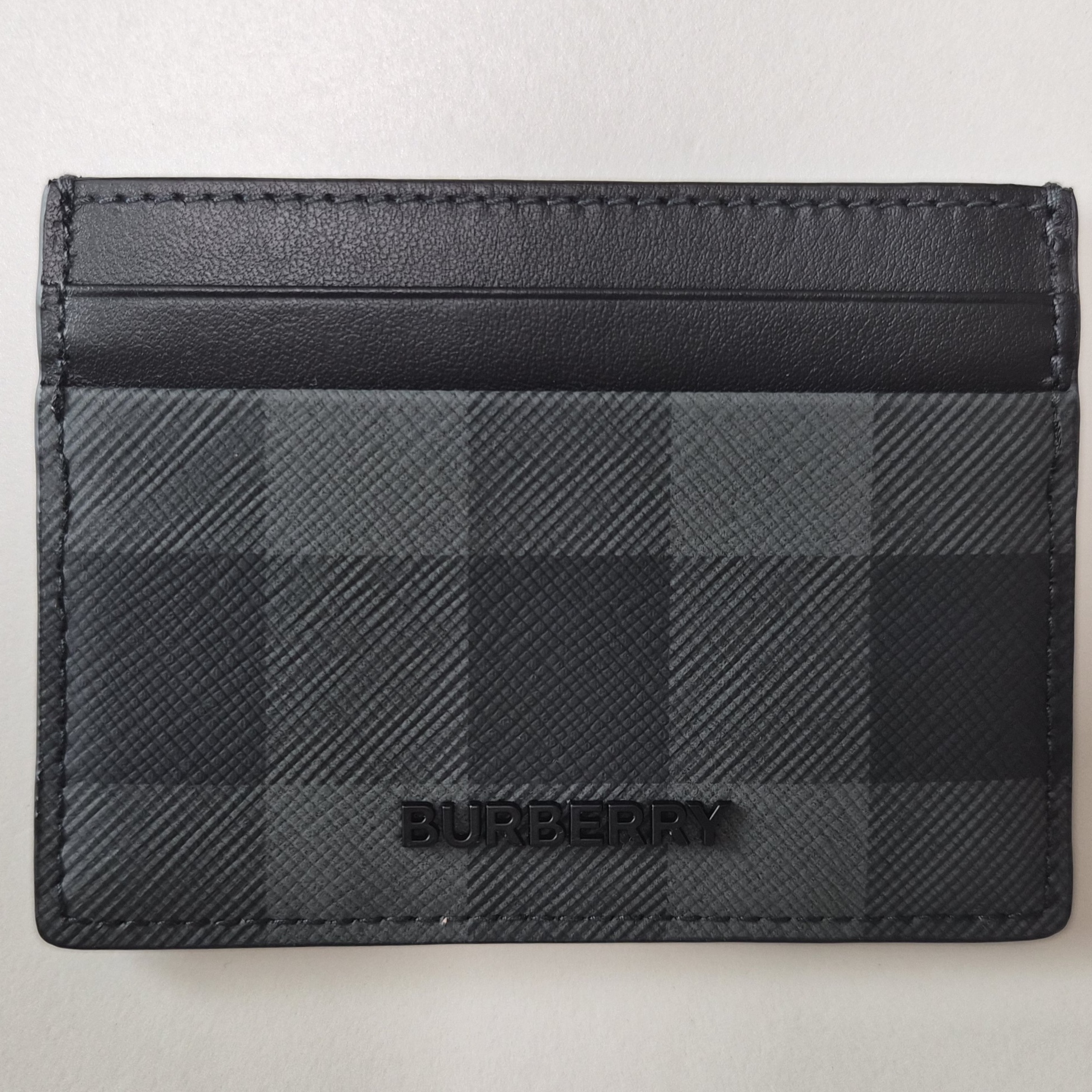 Burberry Check Leather Card Case Charcoal 착용 스타일 - 1