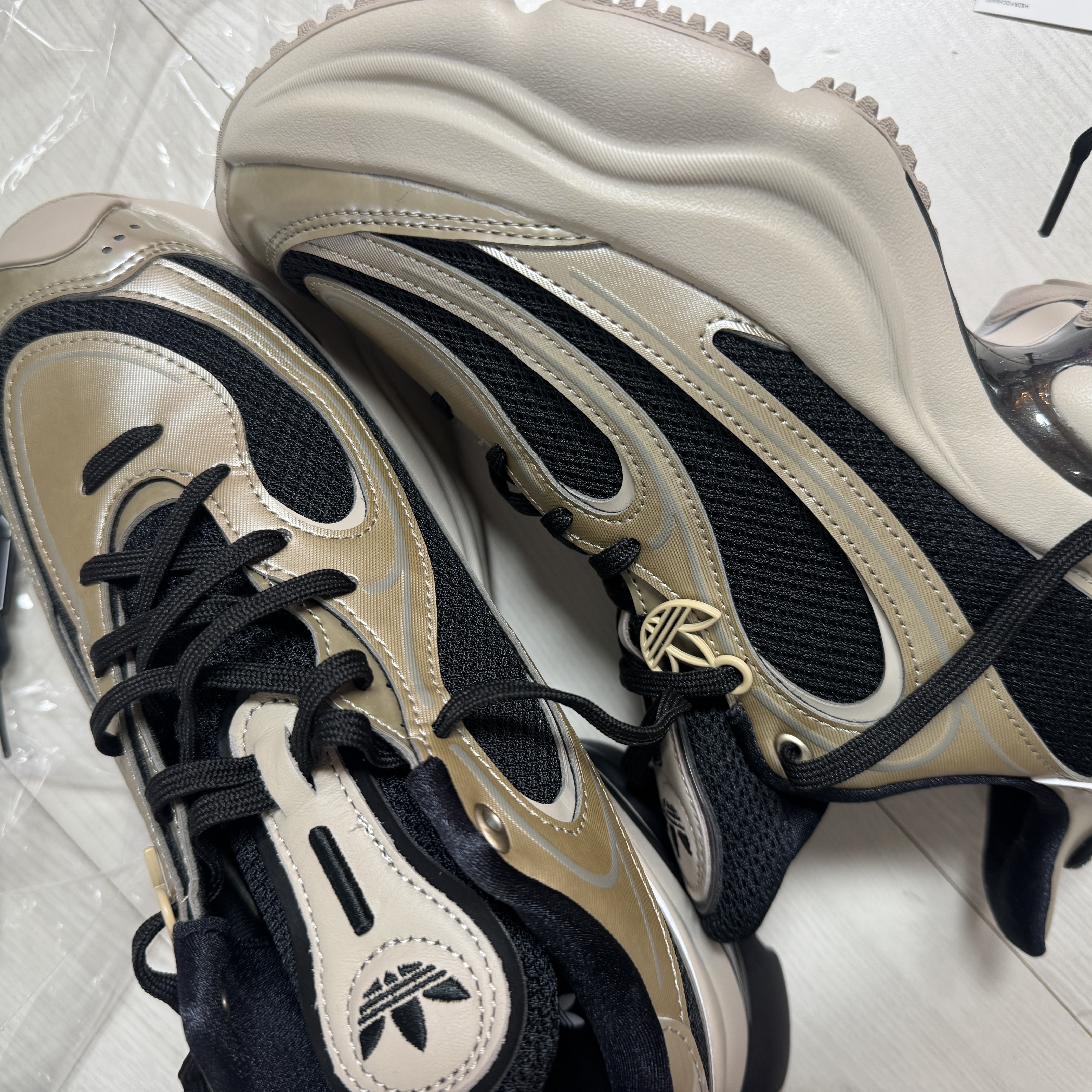 (W) Adidas Ozvenuz Core Black Cyber Metallic 착용 스타일 - 5