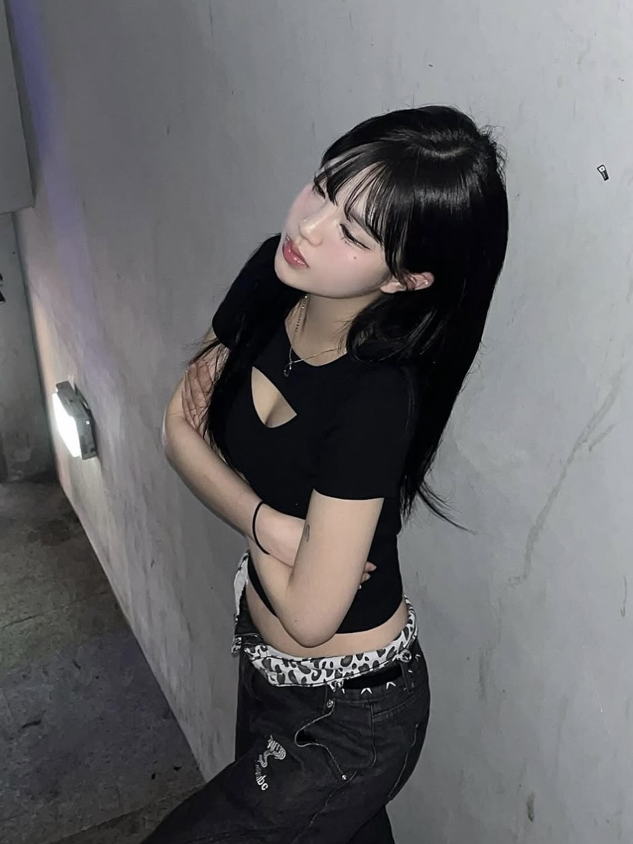 PHOS333 W Slim Fit Slit T-Shirt Black 착용 스타일 - 3