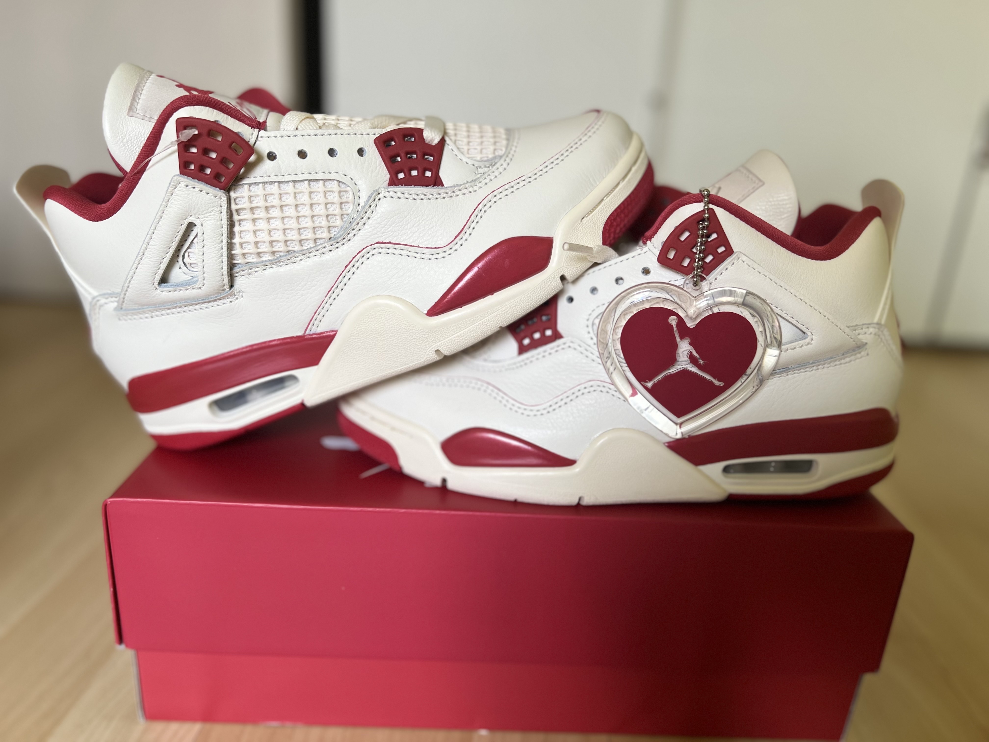 (W) Jordan 4 Retro Valentine's Day Pale Ivory Sierra Red 착용 스타일