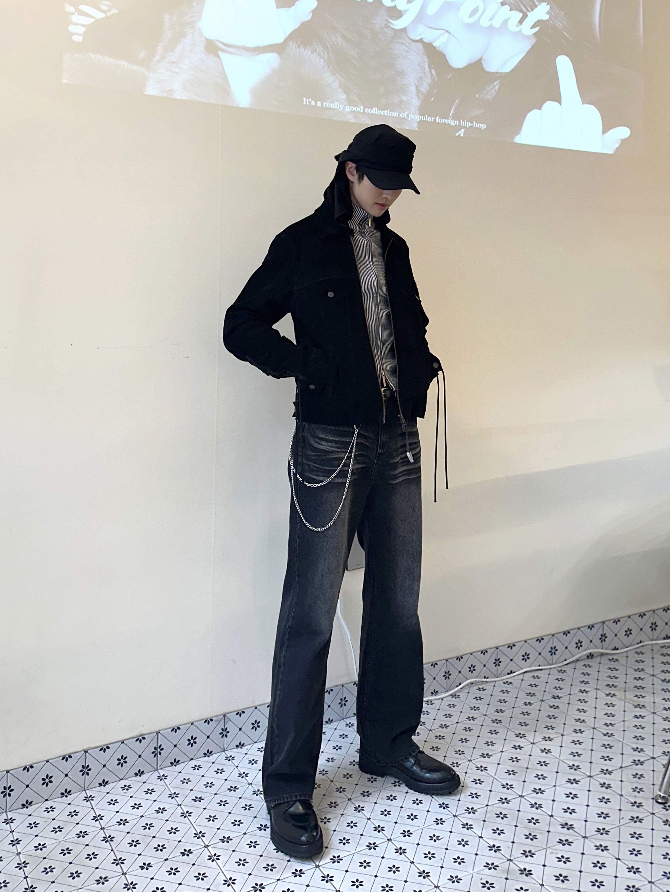 Undermycar Embroidered Suede Trucker Jacket Black 착용 스타일 - 3