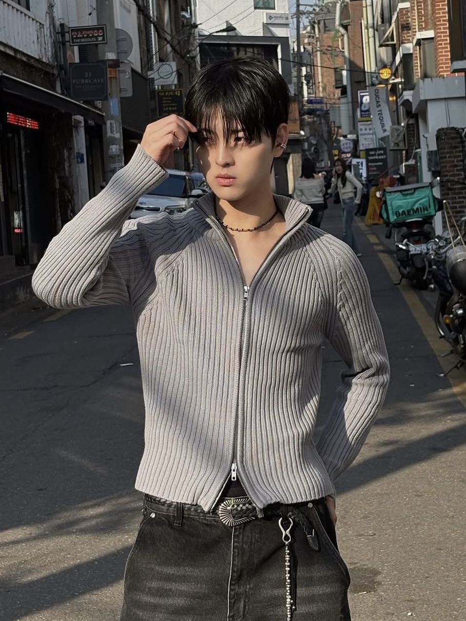 PHOS333 M Stand Neck Knit Zip-Up Grey 착용 스타일 - 2