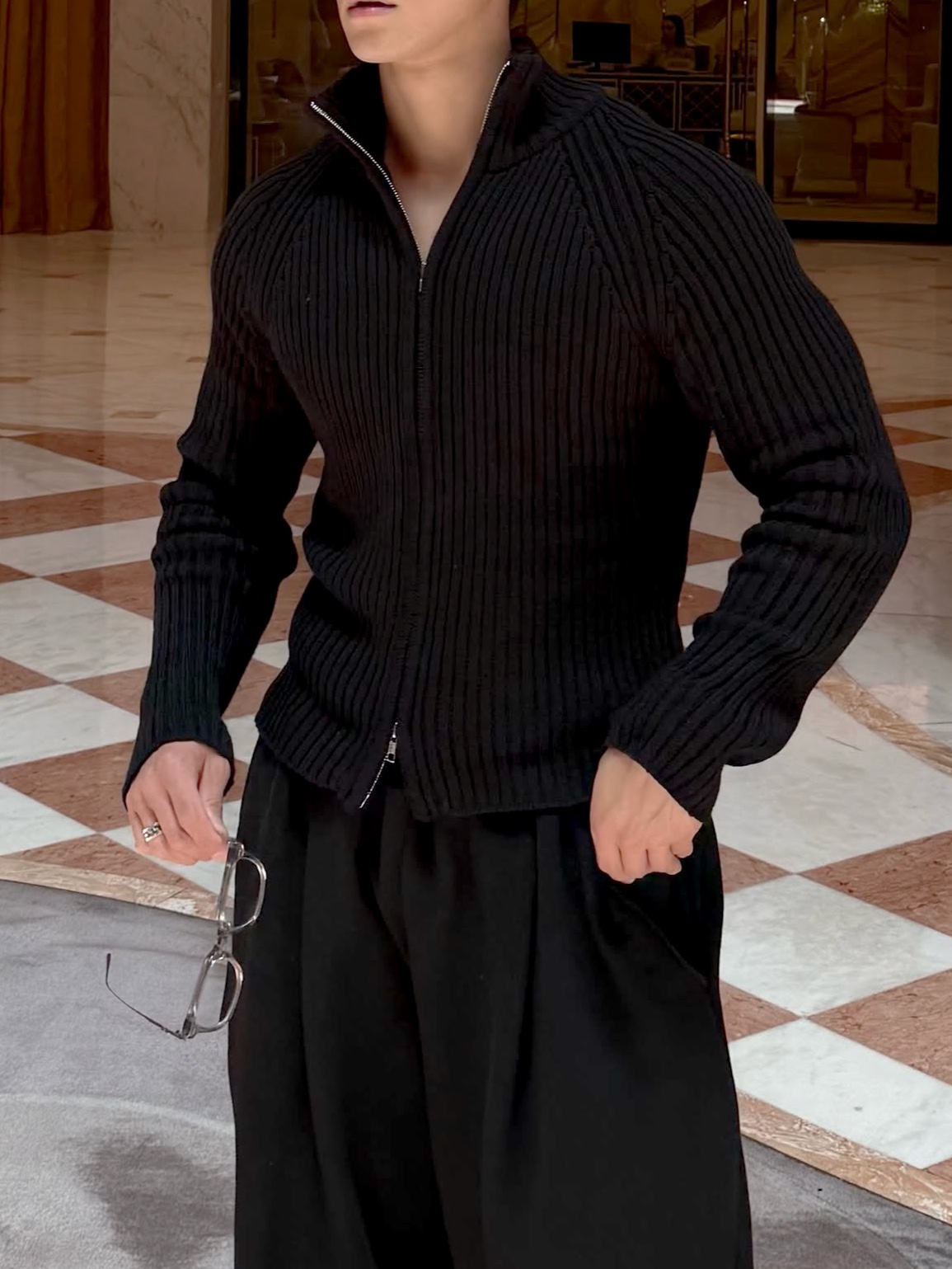 PHOS333 M Stand Neck Knit Zip-Up Black 착용 스타일 - 3