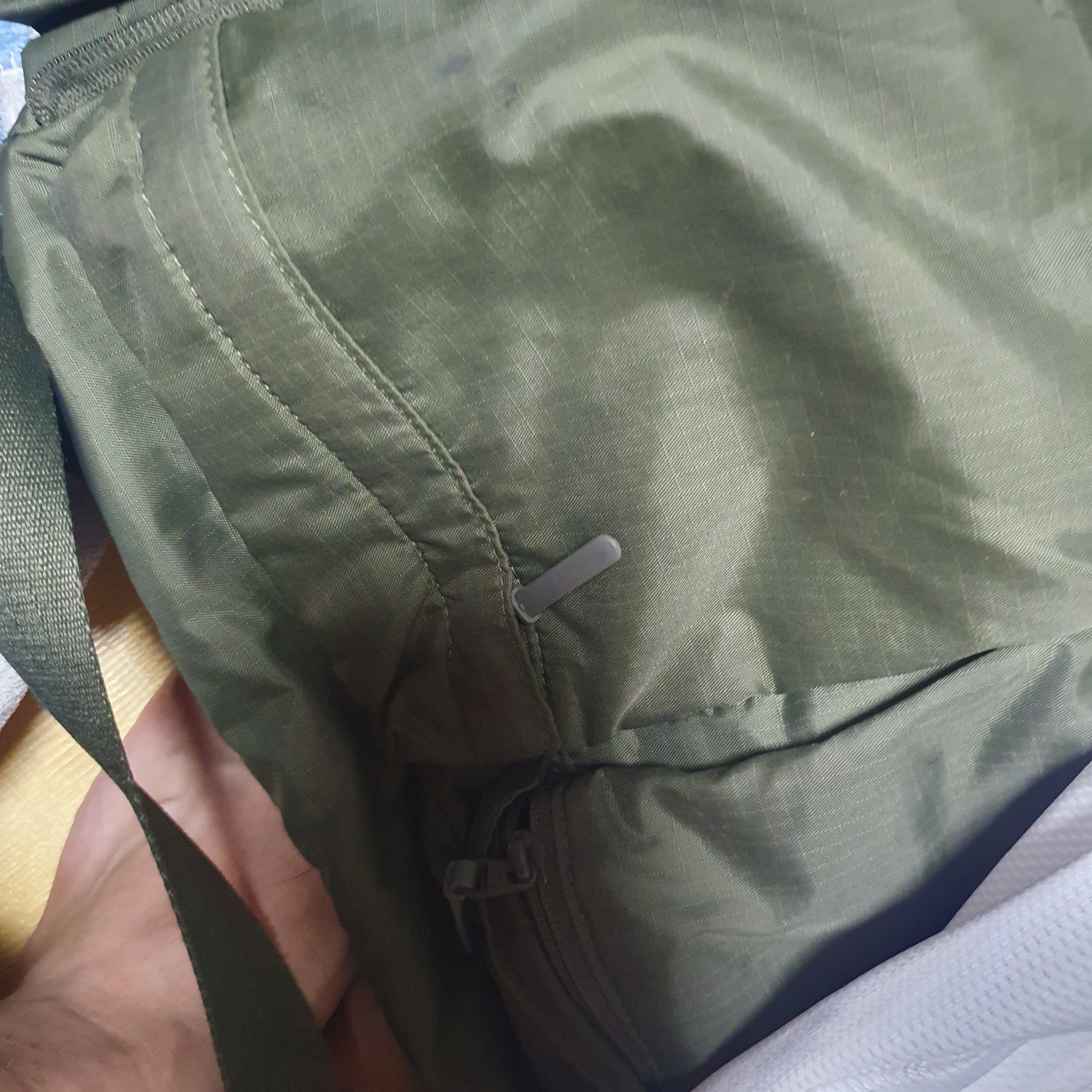 Uniqlo Multi Pocket Shoulder Bag Olive 착용 스타일