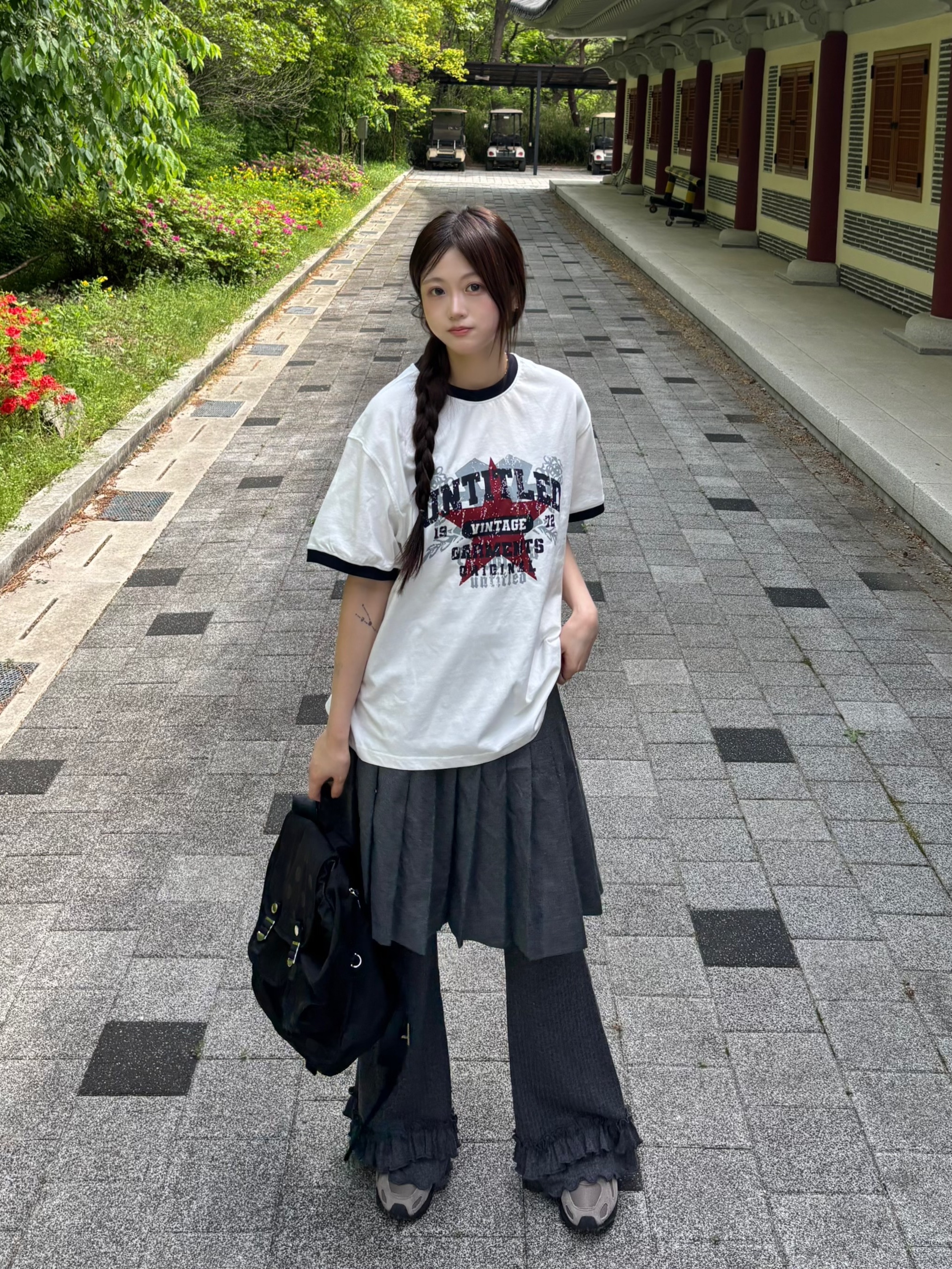 Flavorism VTG Graphic Linger T-shirt White Navy 착용 스타일 - 4
