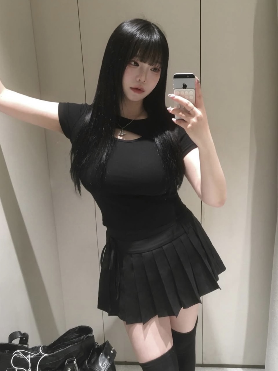 PHOS333 W Slim Fit Slit T-Shirt Black 착용 스타일 - 1