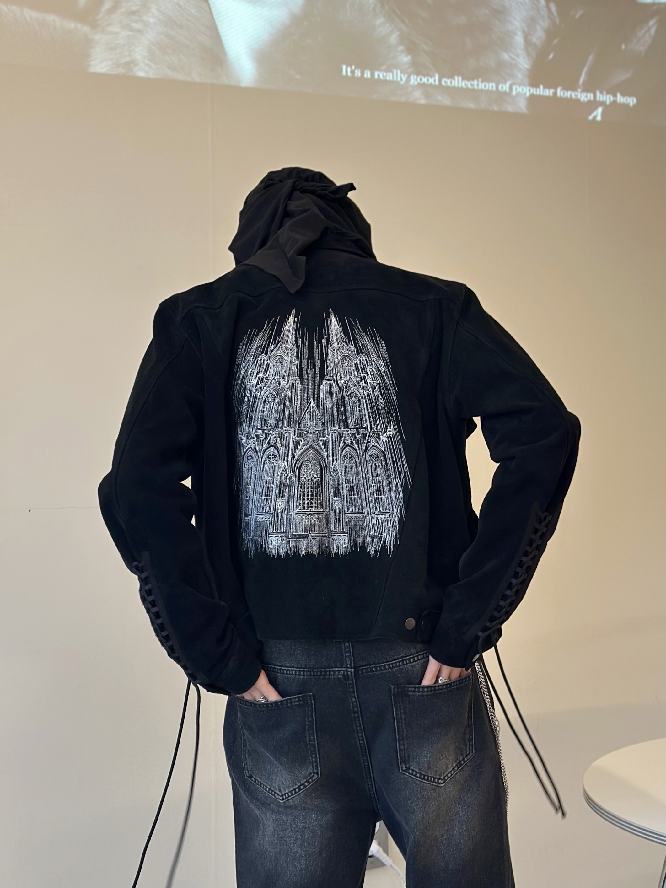 Undermycar Embroidered Suede Trucker Jacket Black 착용 스타일 - 2