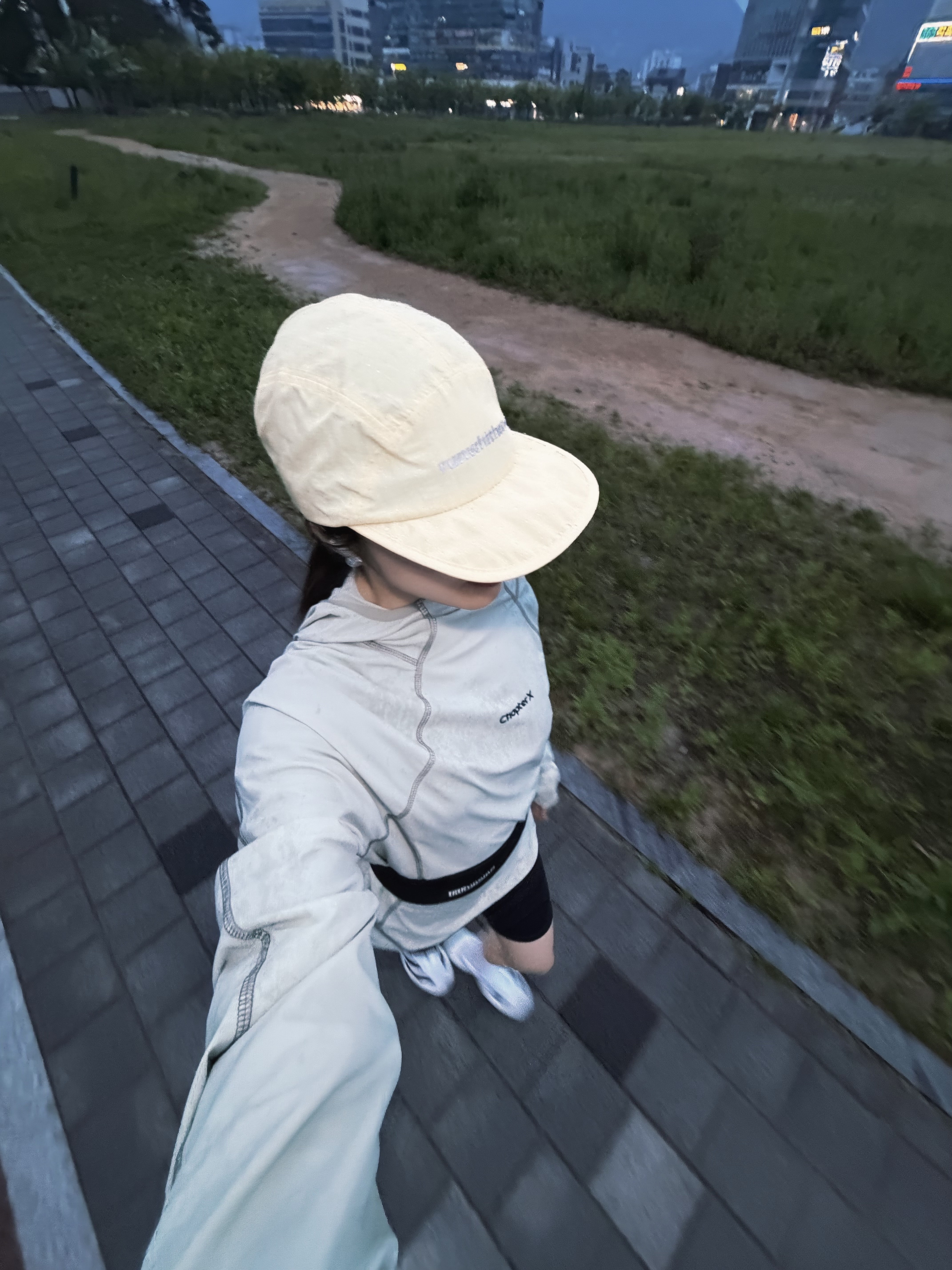 [KREAM 단독] runwhither Reflector Running Cap Yellow, (W) Alo Yoga 7 Inch High Waist Biker Shorts Black 착용 스타일