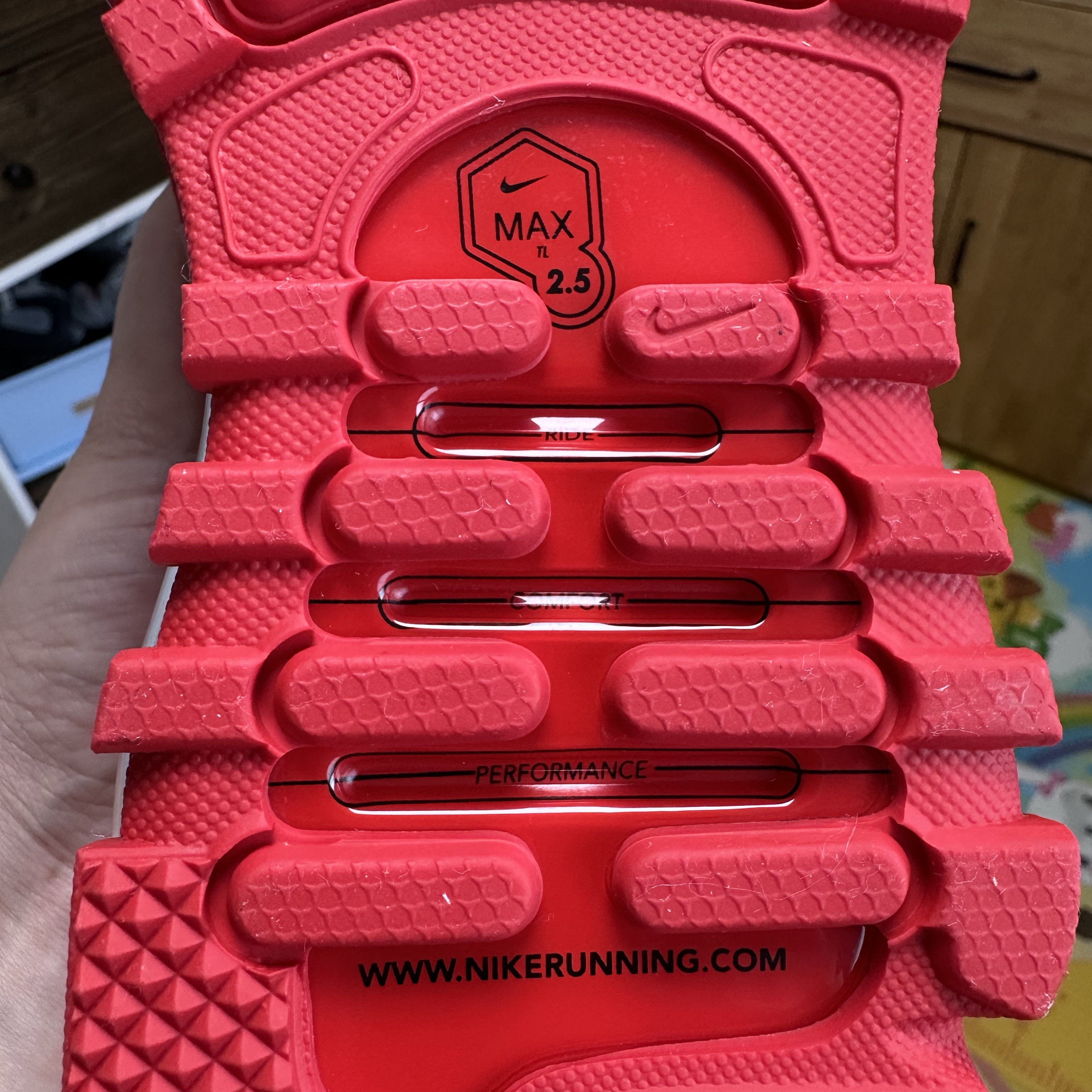 Nike Air Max TL 2.5 Valentine’s Day University Red Black 착용 스타일 - 5