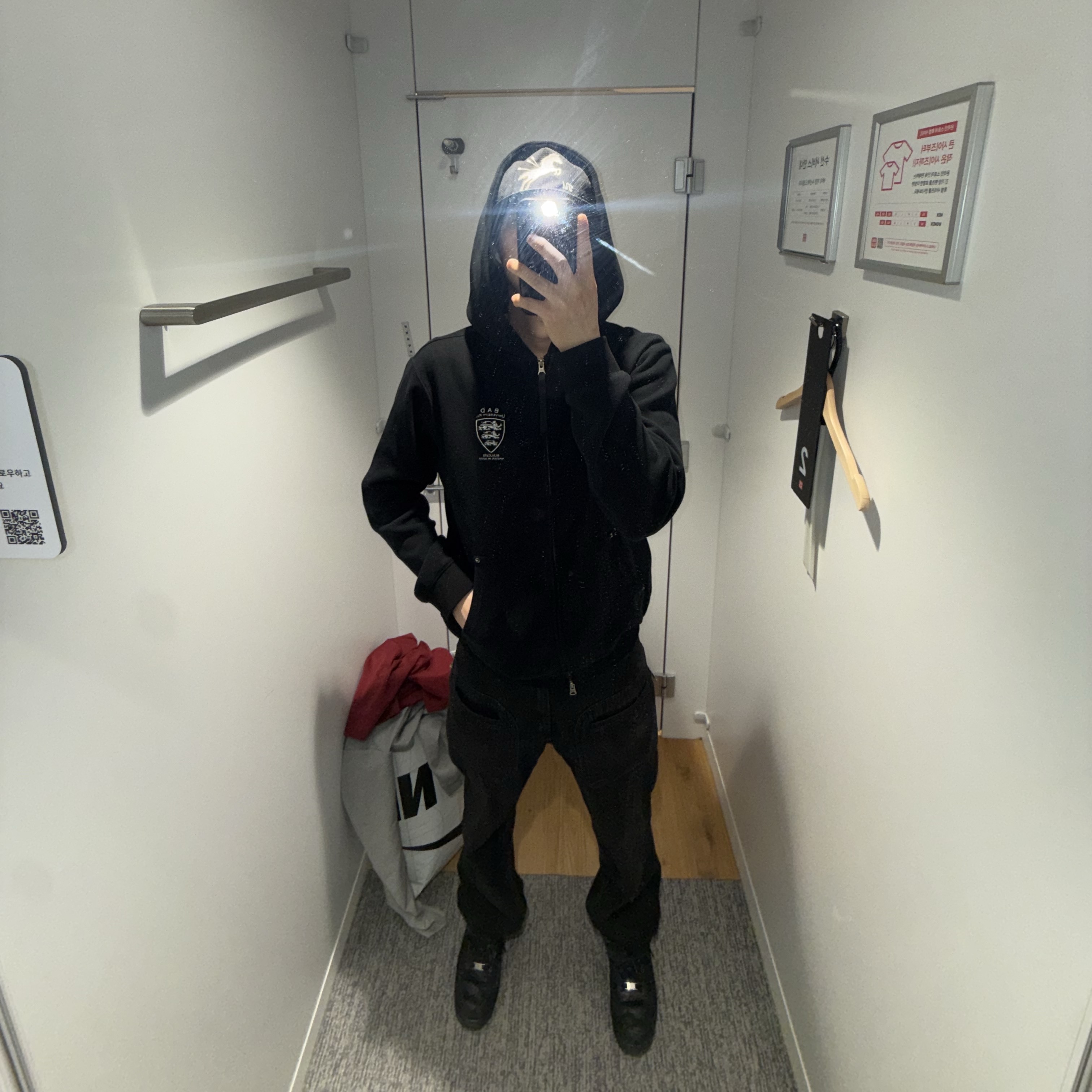 Nike Air Force 1 '07 Low Triple Black 착용 스타일 - 3