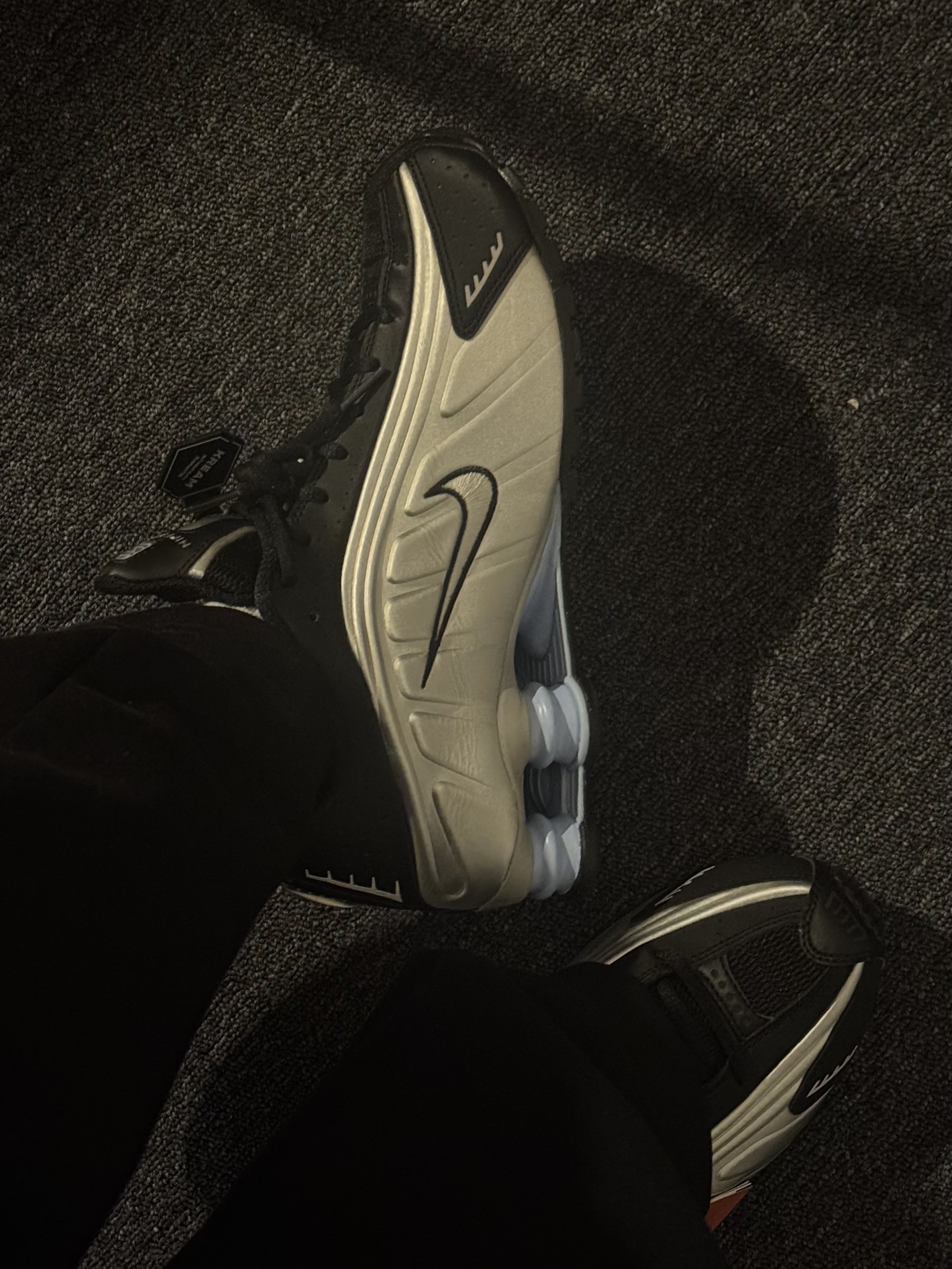 Nike Shox R4 Metallic Silver Black 착용 스타일 - 2