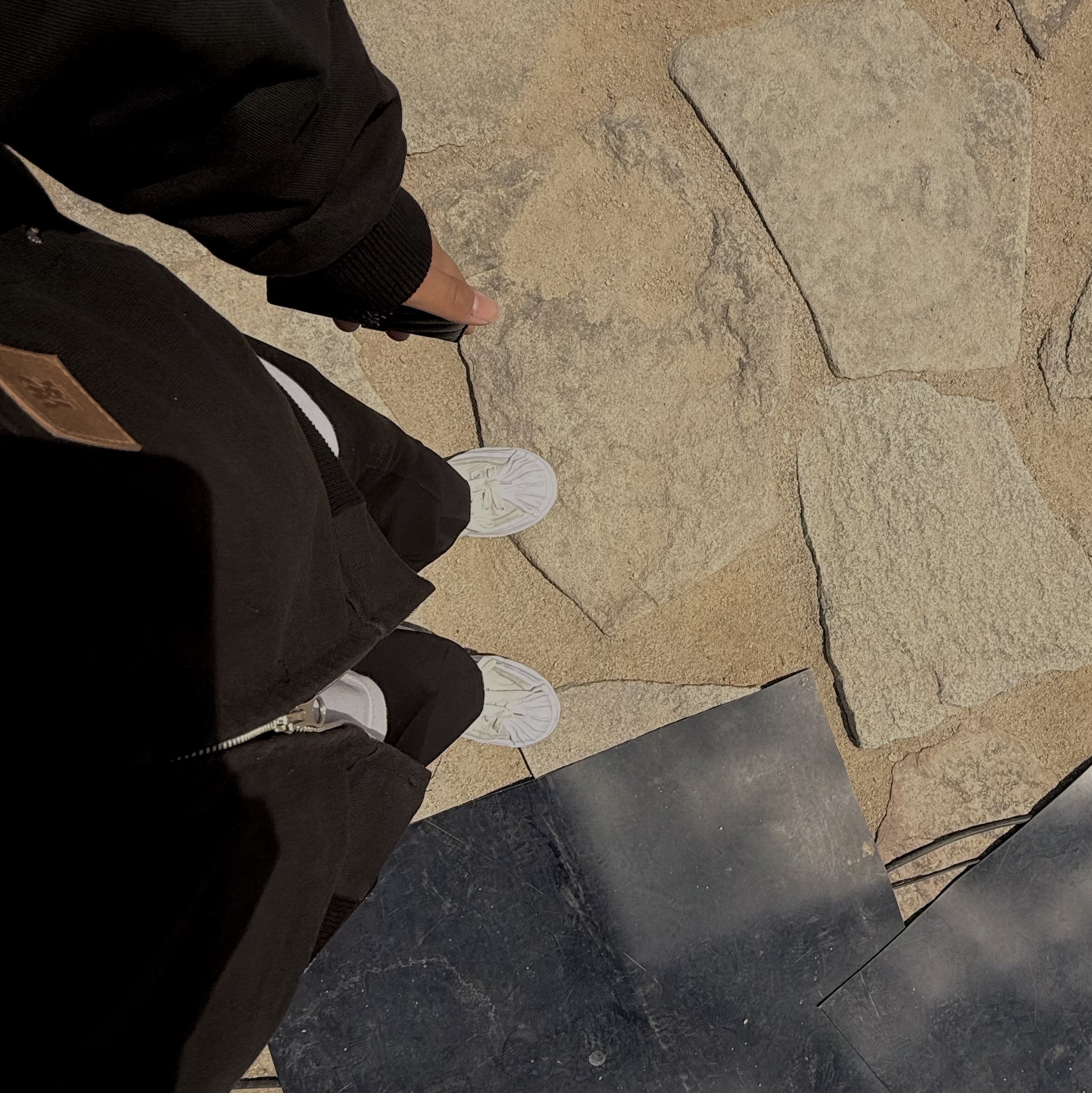 Maison Mihara Yasuhiro Blakey OG Sole Leather Low-top Sneakers White, Saint Laurent Monogram Matelasse Card Holder Black 착용 스타일