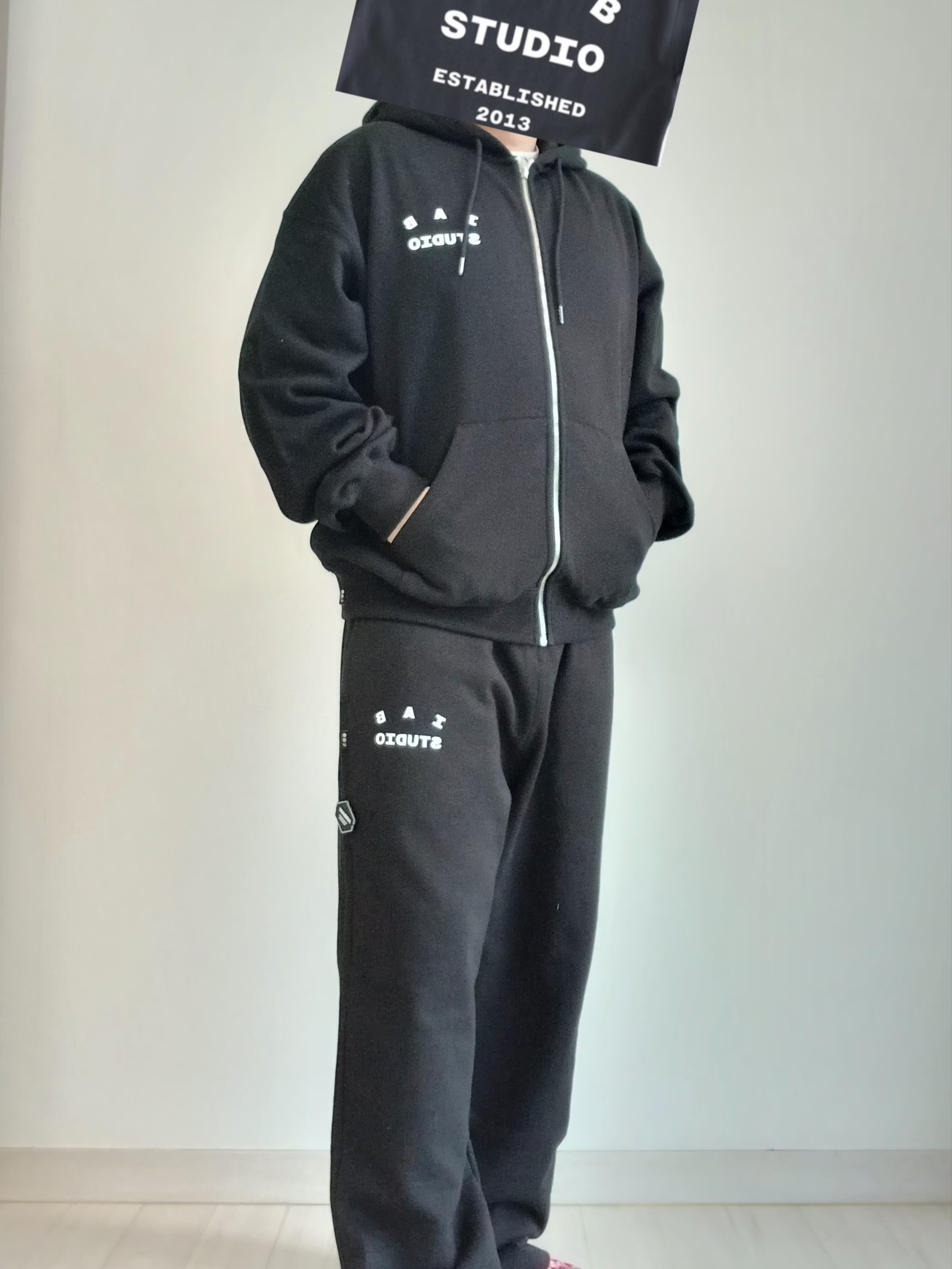 IAB Studio Zip-Up Hoodie Black - 26SS, IAB Studio IAB Sweatpants Black 착용 스타일 - 4