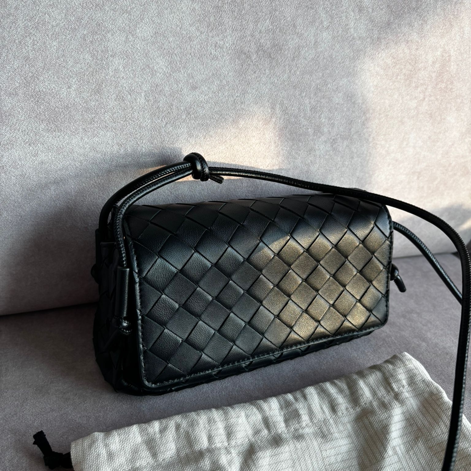 Bottega Veneta Notturno Black 착용 스타일 - 4