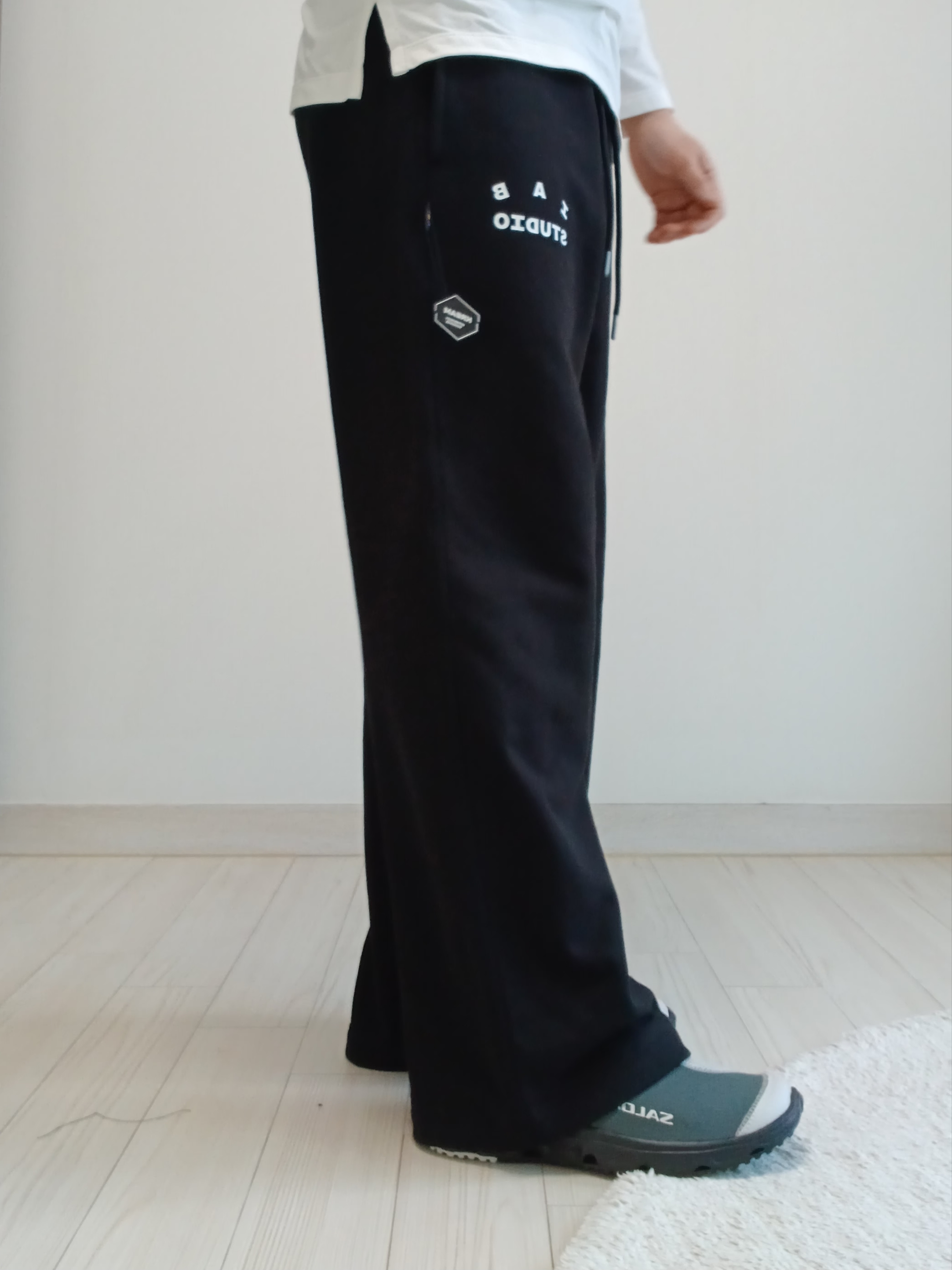 IAB Studio IAB Sweatpants Black, Salomon RX Slide 3.0 Urban Chic Lunar Rock 착용 스타일 - 9