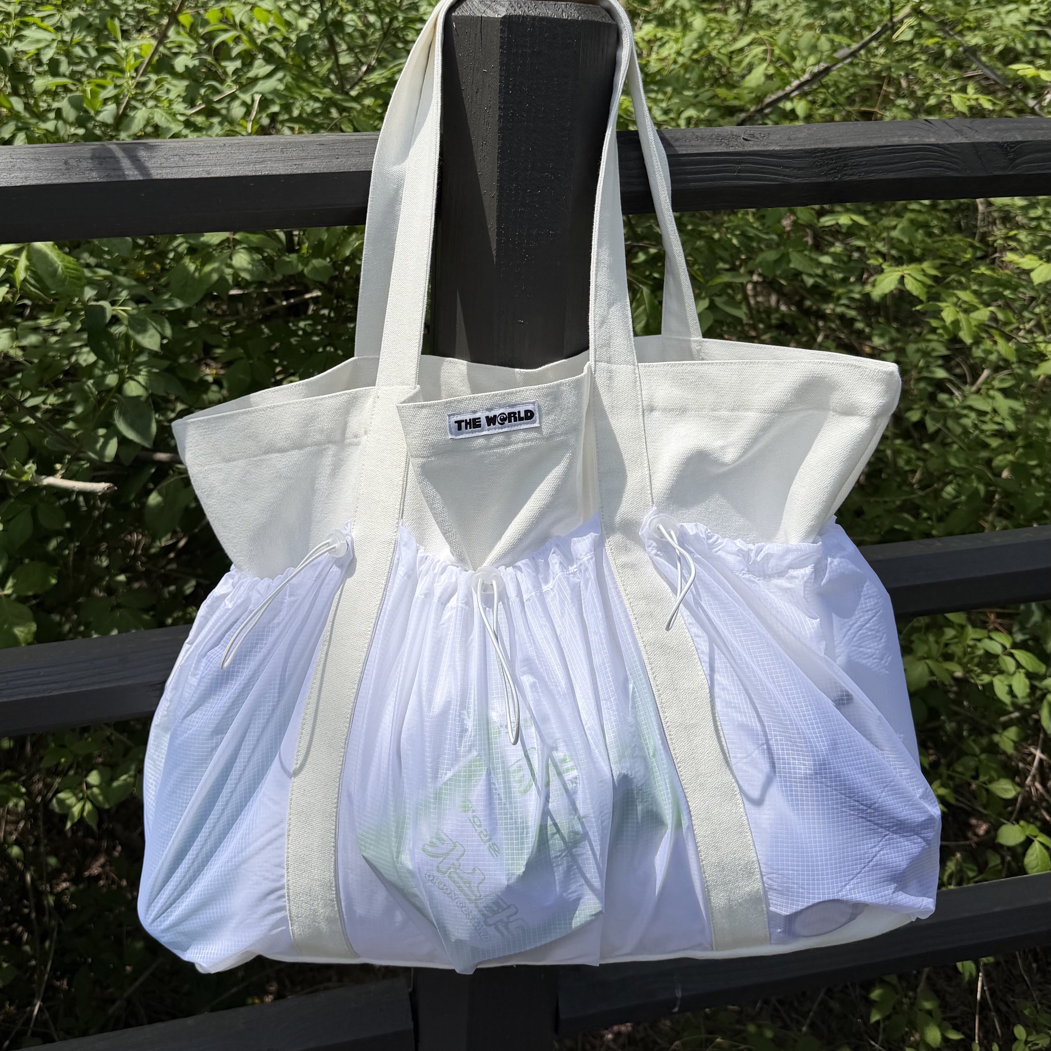 THE WARLD C.N Tote Bag White 착용 스타일 - 2