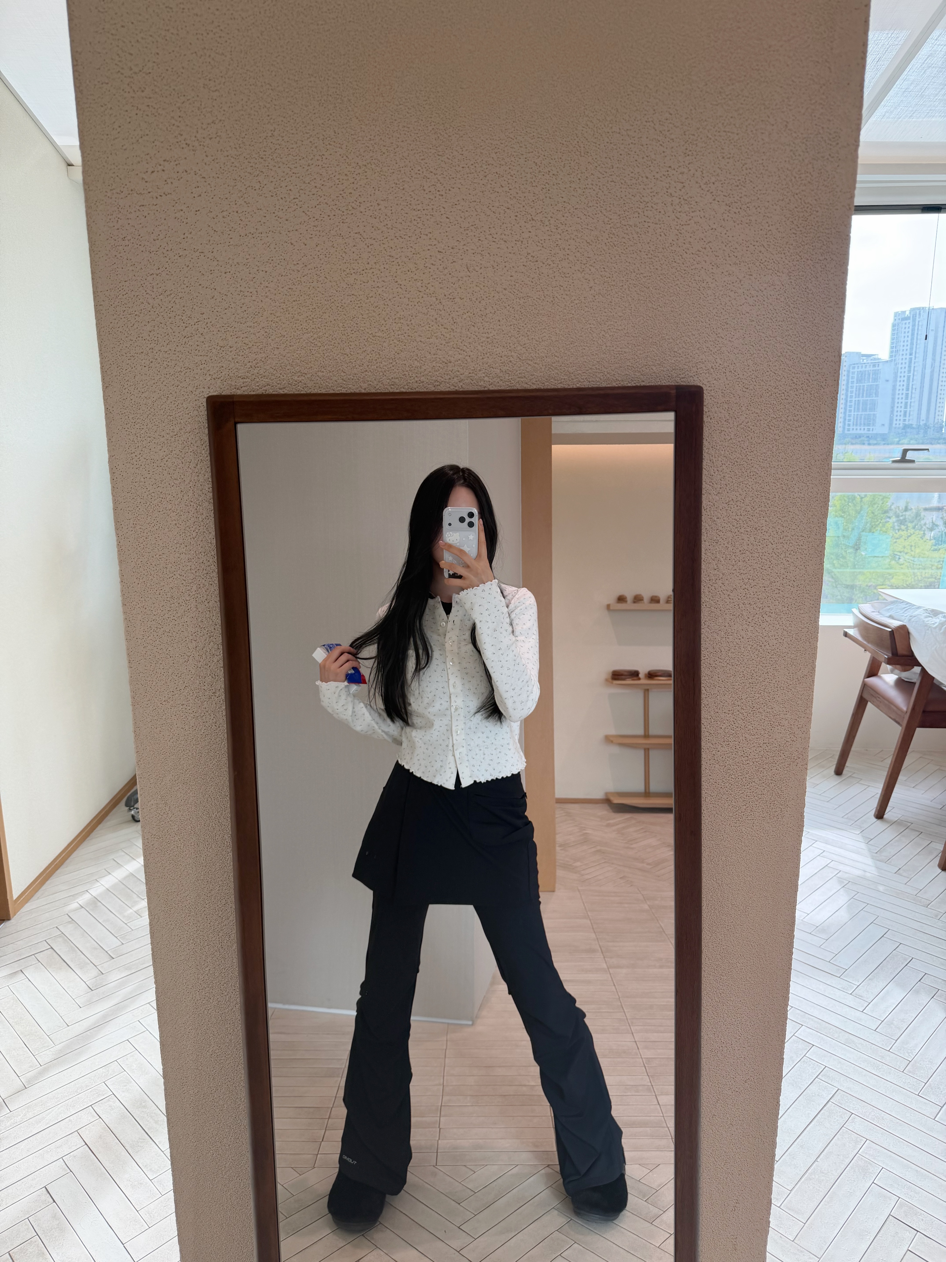 Crocs Classic Fur Sure Clog Black 착용 스타일