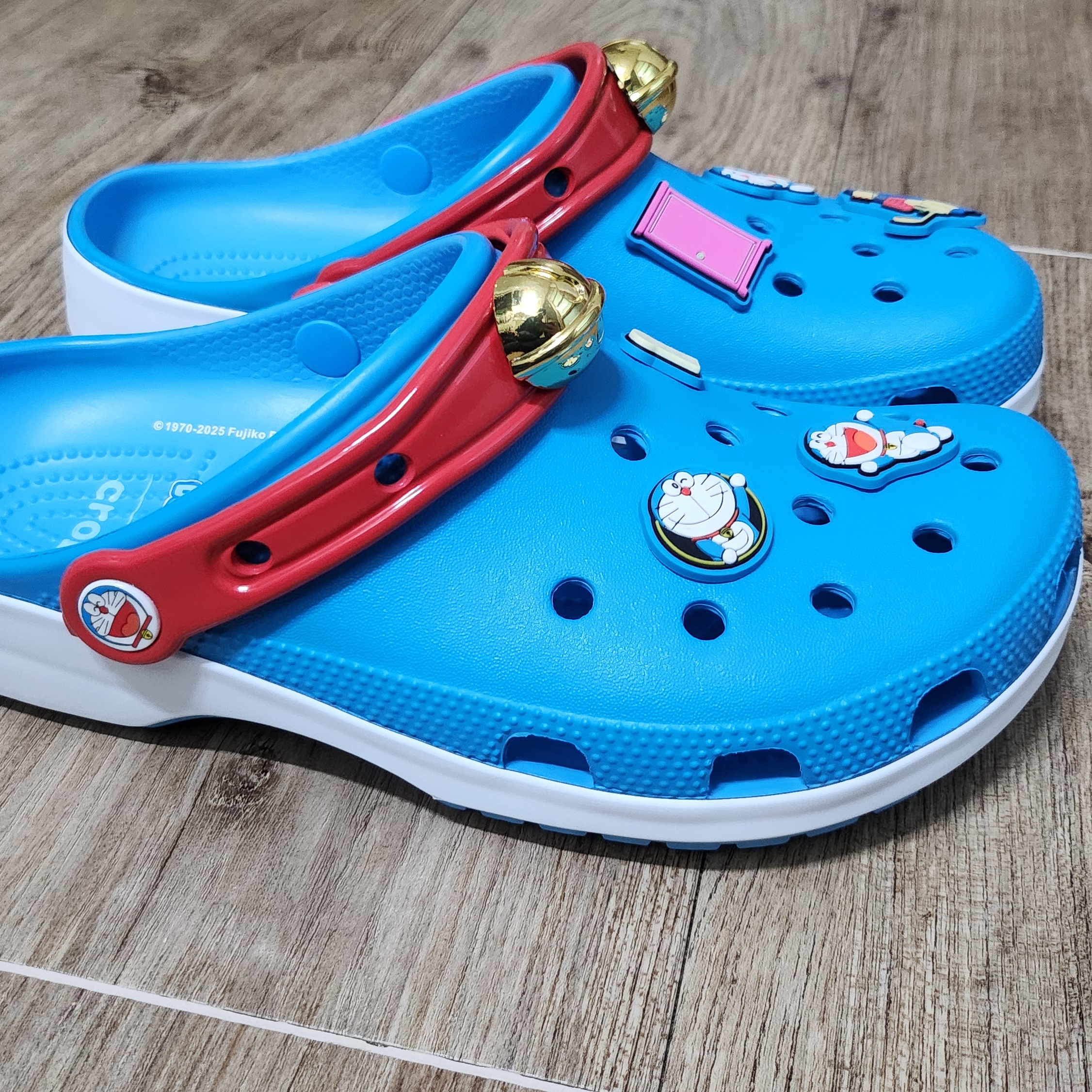 Crocs x Doraemon Classic Clog Multi 착용 스타일 - 4