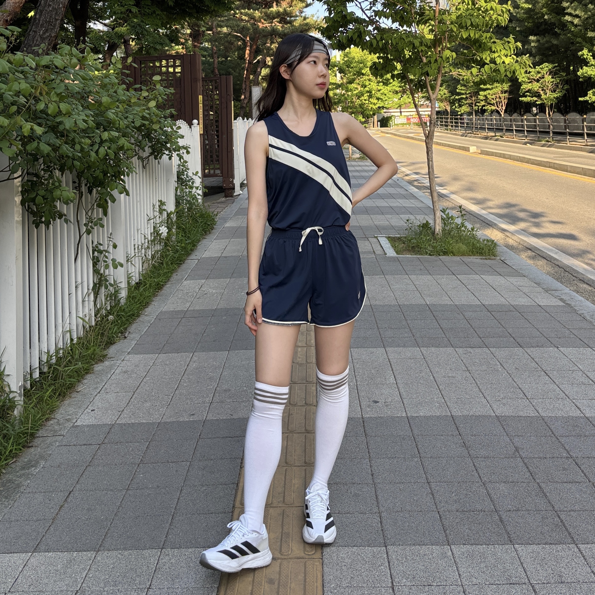 (W) Adidas Adizero SL2 Cloud White Core Black, [KREAM 단독] runwhither Classic Line Singlet Navy 착용 스타일 - 4