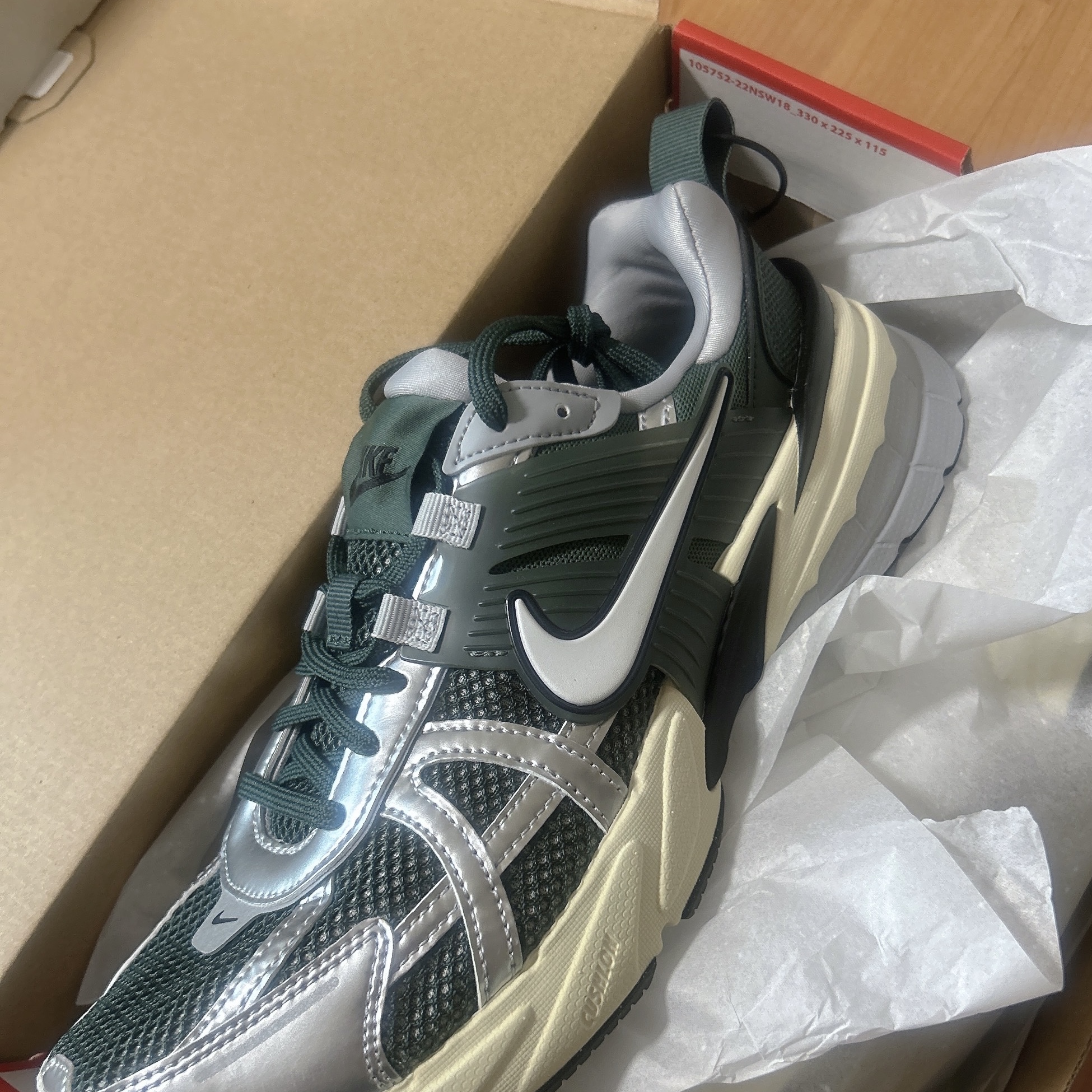 Nike V2K Run Vintage Green Mineral Spruce 착용 스타일