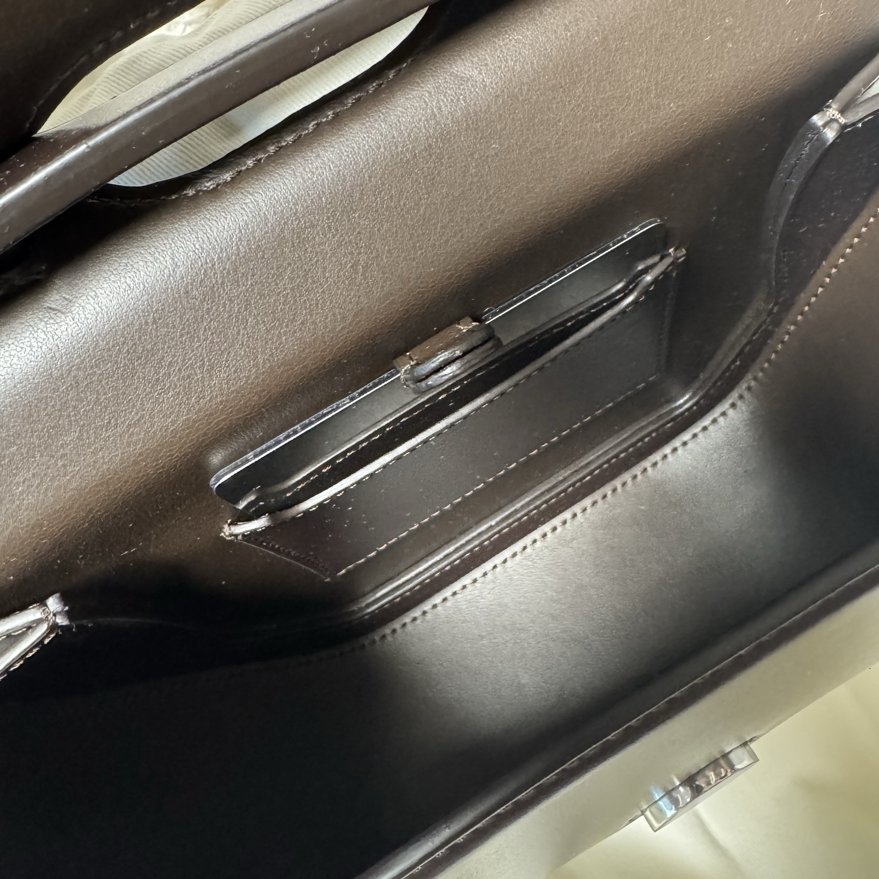 Lemaire Frog Handbag Dark Brown 착용 스타일 - 2