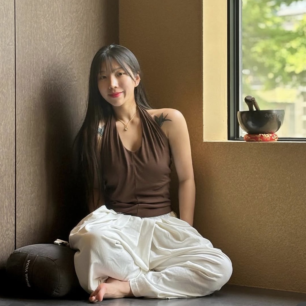 DHYANI Drape Halter Top (Brick Brown) 착용 스타일