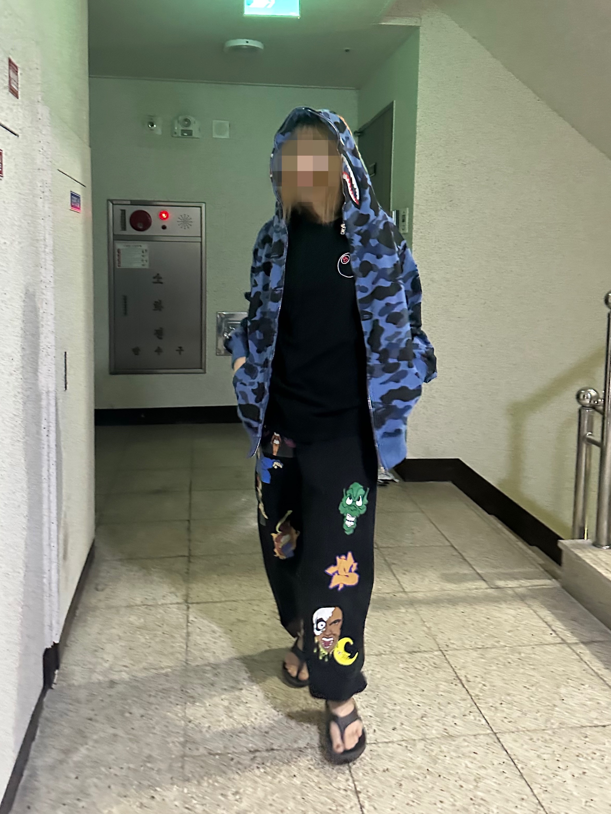 Oofos OOriginal Black, BAPE One Point Color Camo Cropped Full Zip Hoodie Navy 착용 스타일