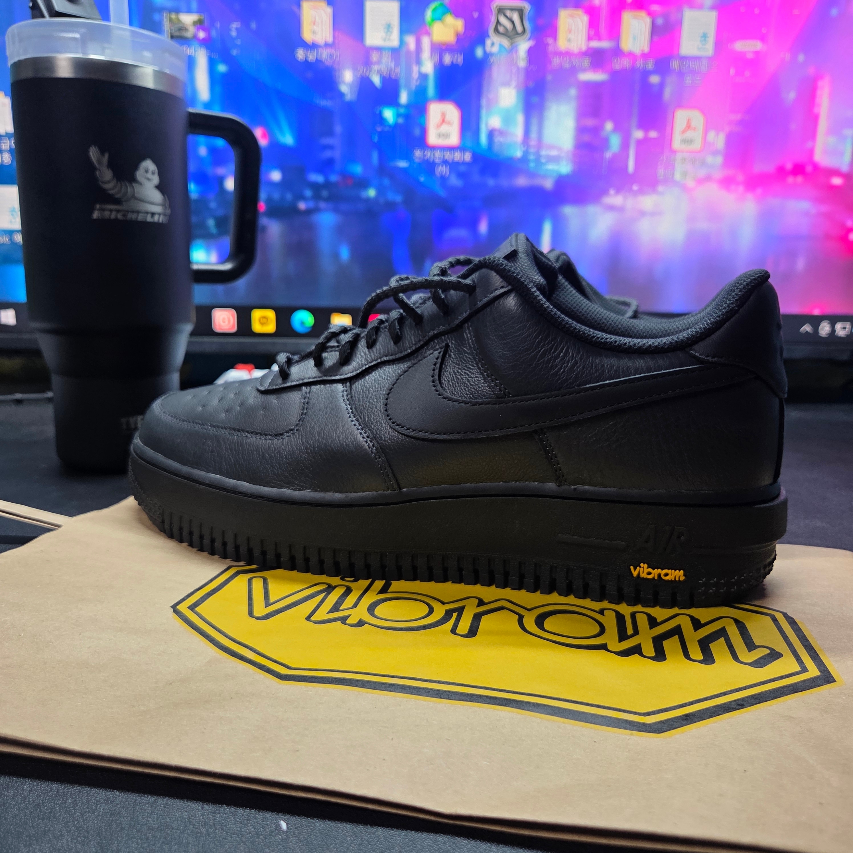 Nike Air Force 1 Low Gore-Tex Vibram Off Noir and Black 착용 스타일 - 1