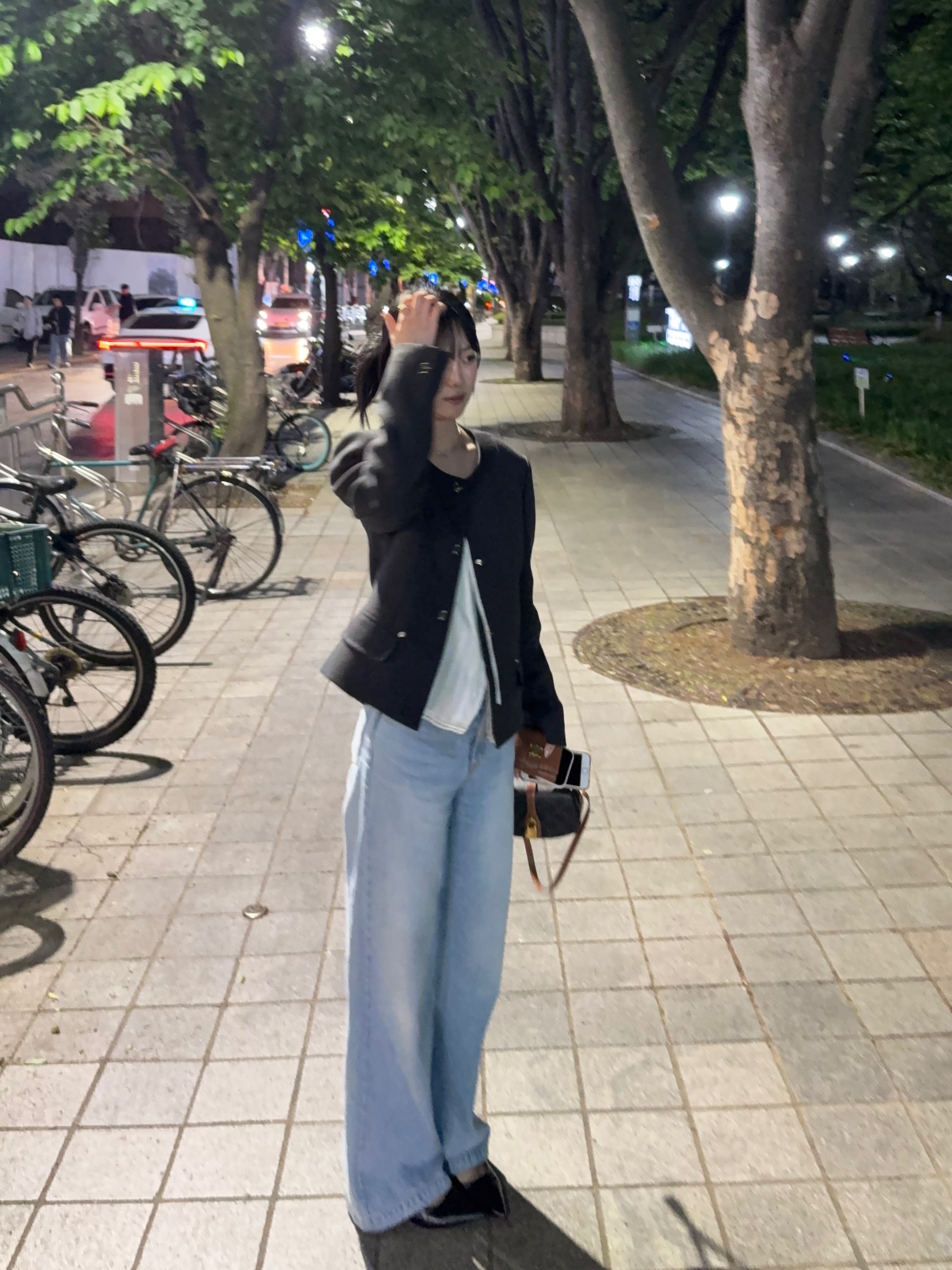 Celine Fine Wallet Celine Victoire in Supple Calfskin Tan, Celine Clutch On Strap Tabou in Triomphe Canvas Calfskin Tan 착용 스타일 - 1